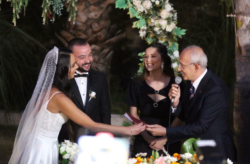 KILIÇDAROĞLU İZMİR'DE, GİZEM BAYIR İLE CİHAN KARABEY ÇİFTİNİN NİKAH ŞAHİDİ OLDU