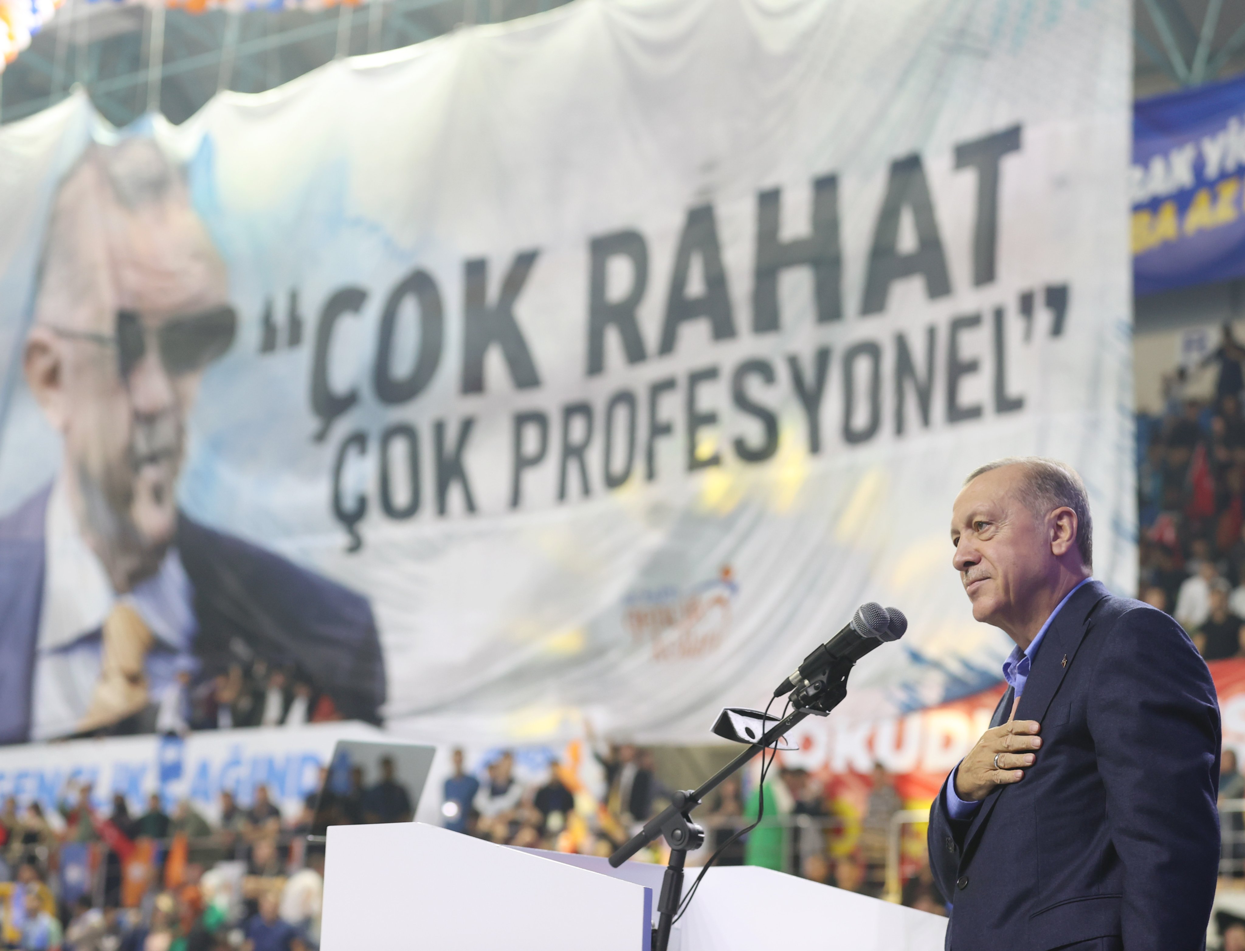 ERDOĞAN GENÇLERE SESLENDİ: “SİZİ BEN YANILTMAYA ÇALIŞIRSAM, BENİM KARŞIMDA DA ÖZGÜRLÜĞÜNÜZDEN ASLA TAVİZ VERMEYİN”