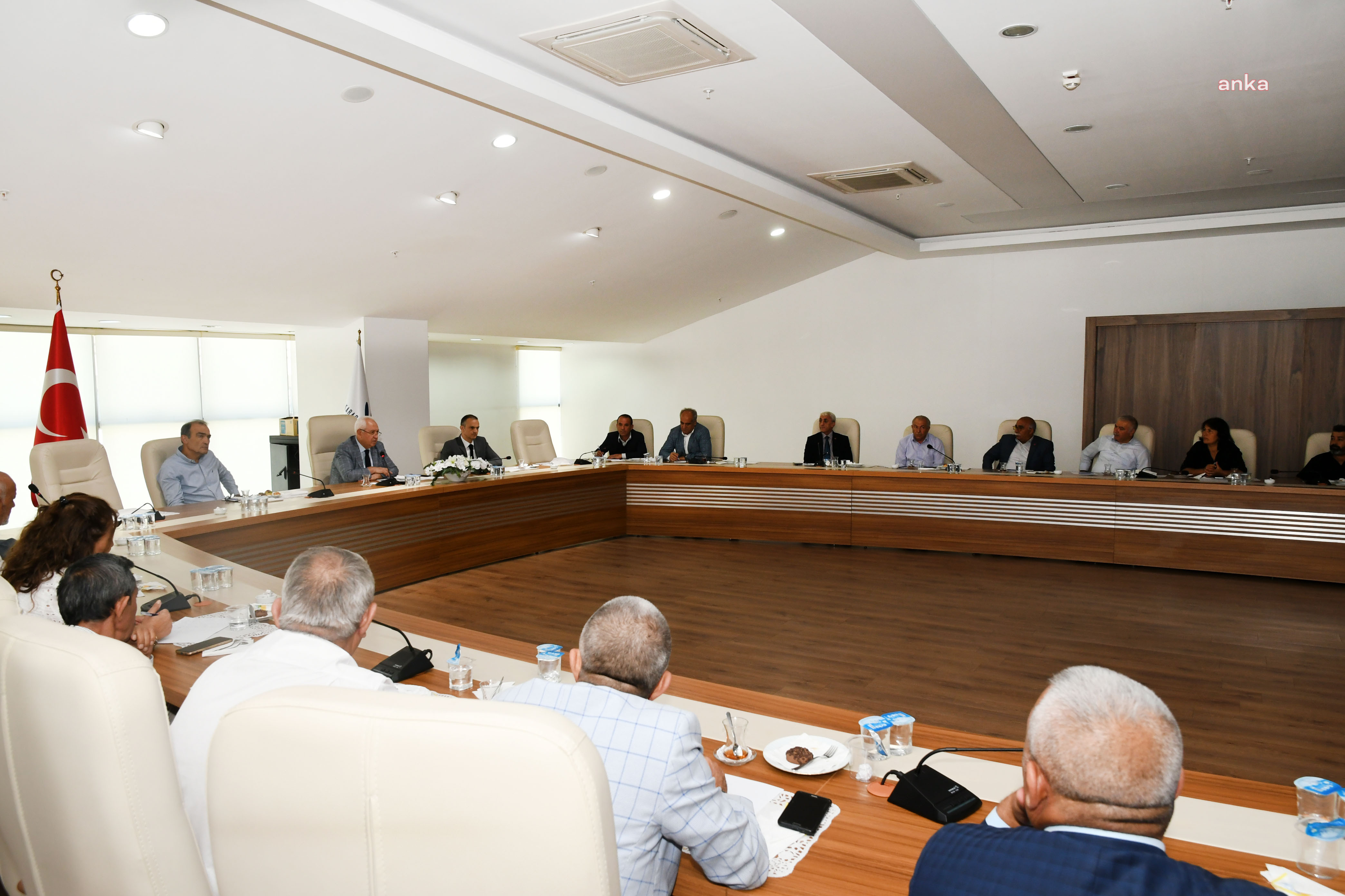 KARABAĞLAR BELEDİYESİ 540 HEKTARLIK KENTSEL DÖNÜŞÜM ALANIYLA İLGİLİ PLANLARI MUHTARLARLA DEĞERLENDİRİLDİ