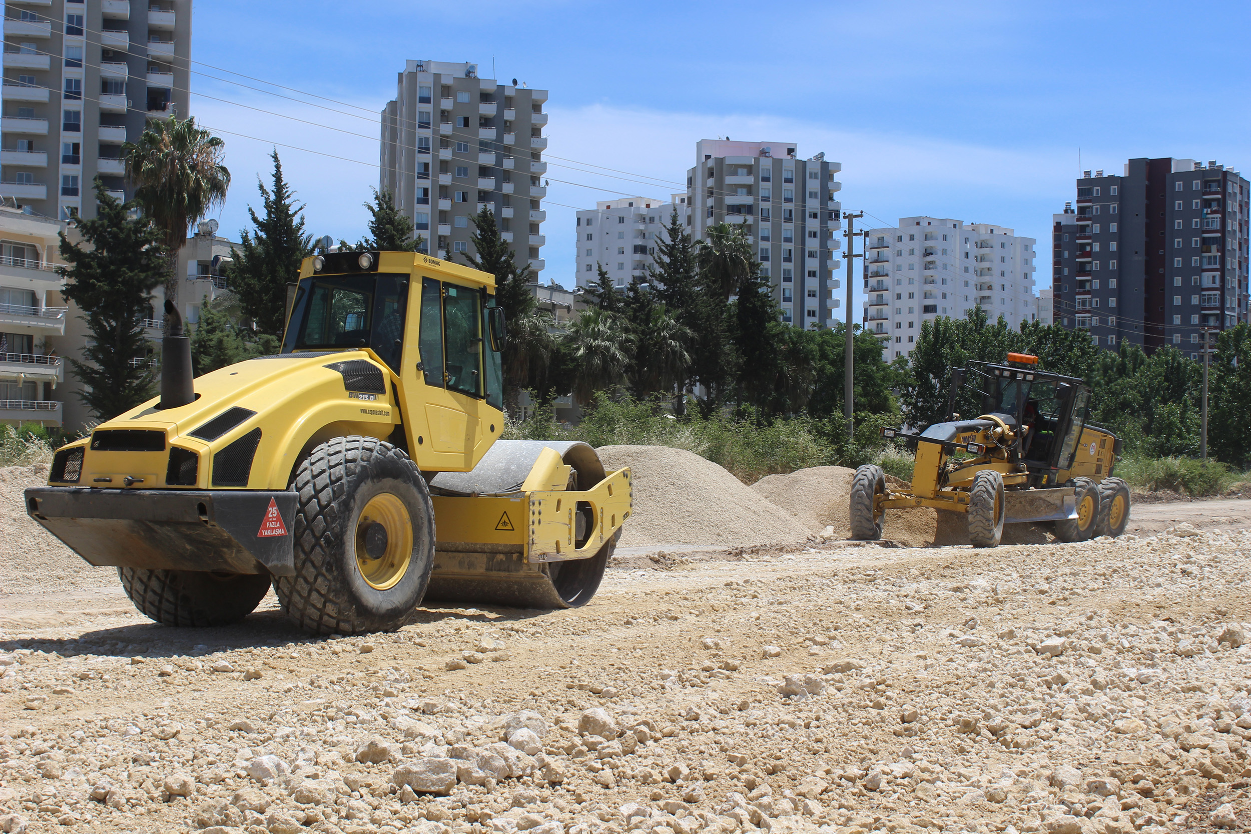 MERSİN GENELİNDE ASFALT ÇALIŞMALARI ARALIKSIZ SÜRÜYOR