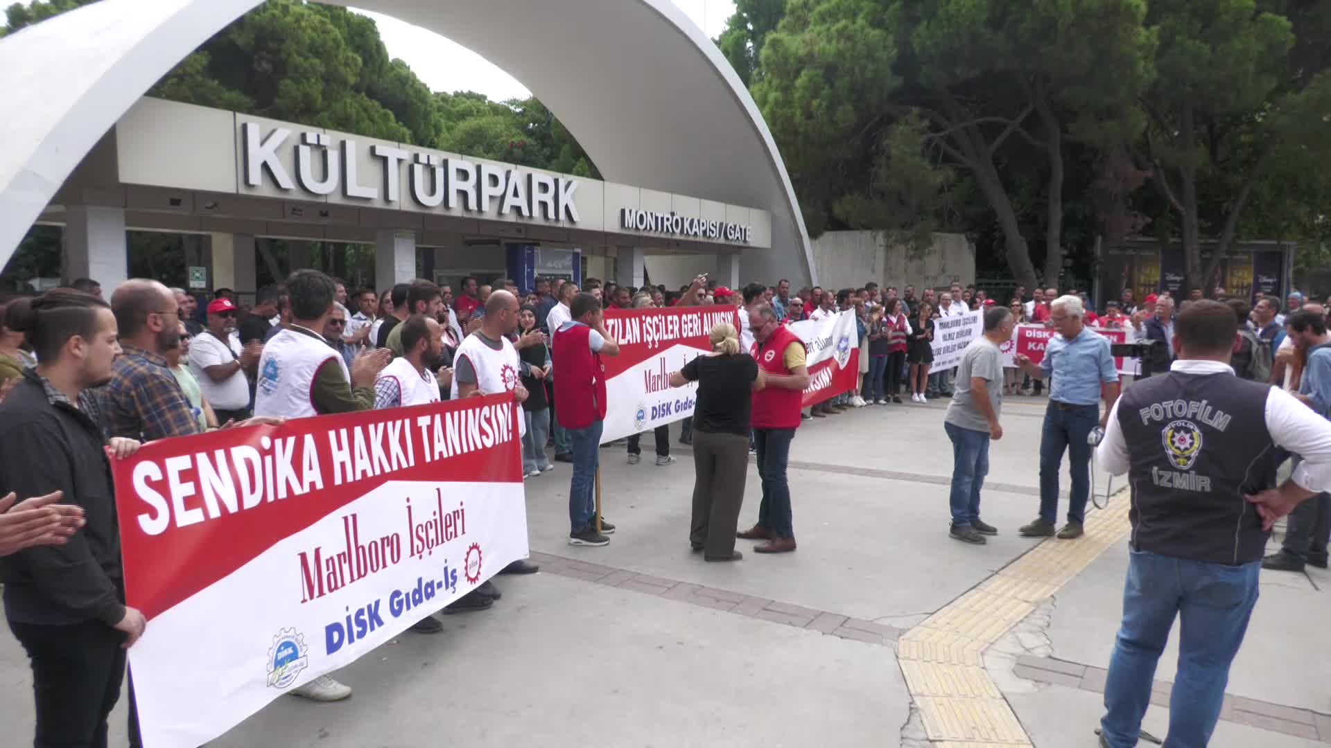 İZMİR'DE İŞTEN ATILAN SİGARA FABRİKASI İŞÇİLERİ EYLEMDE: "KARIN TOKLUĞUNA ÇALIŞMAYA MAHKUM EDİLDİK"
