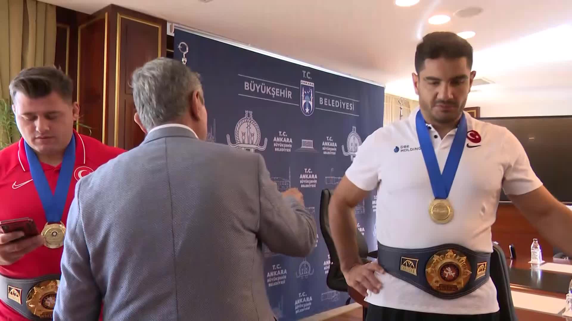 MANSUR YAVAŞ, ASKİ SPOR KULÜBÜ'NÜN DÜNYA ŞAMPİYONU OLAN MİLLİ GÜREŞÇİLERİYLE BİR ARAYA GELDİ