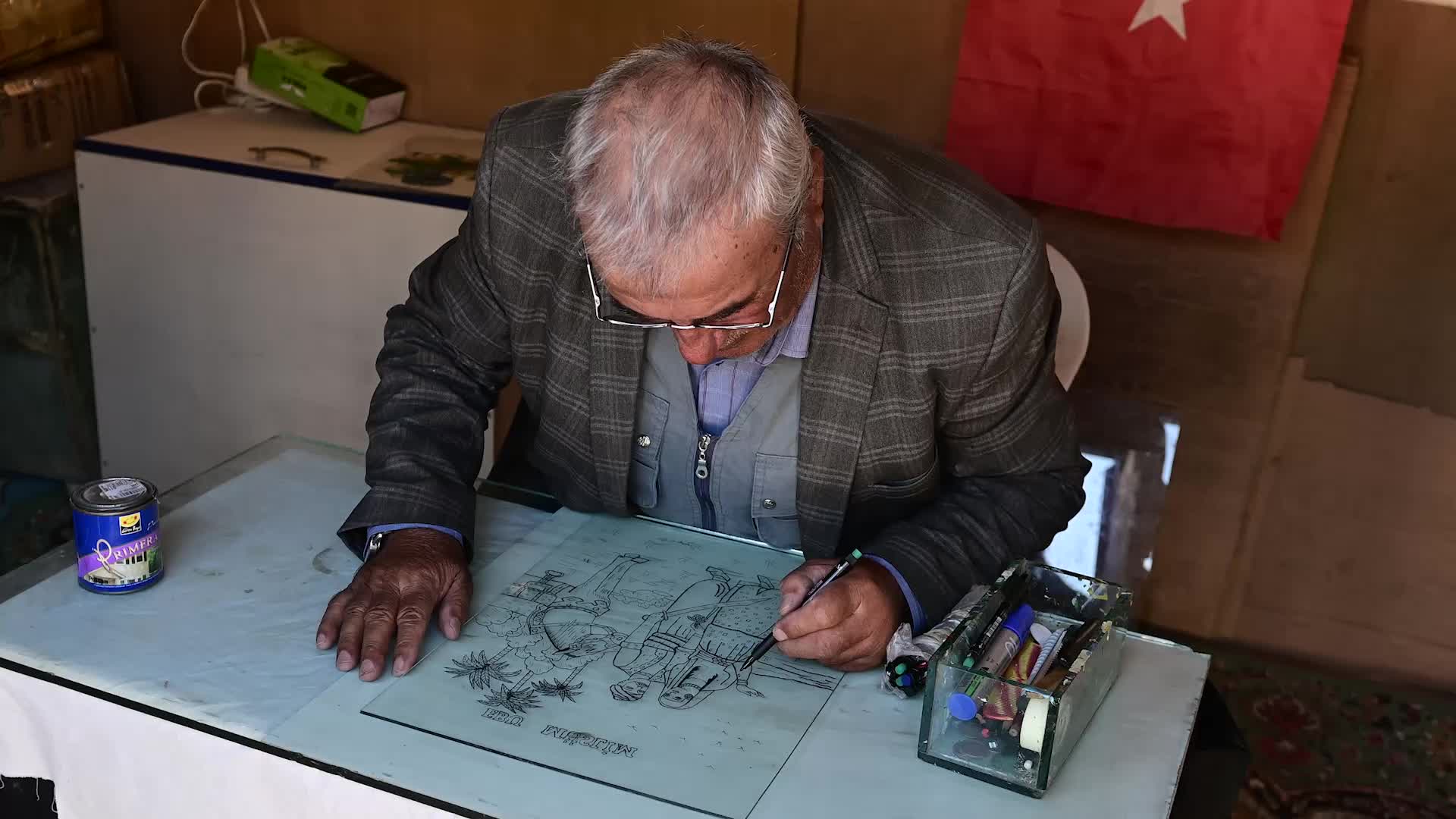 62 YILDIR CAM ALTI SANATI İLE UĞRAŞAN USTA DESTEK BEKLİYOR