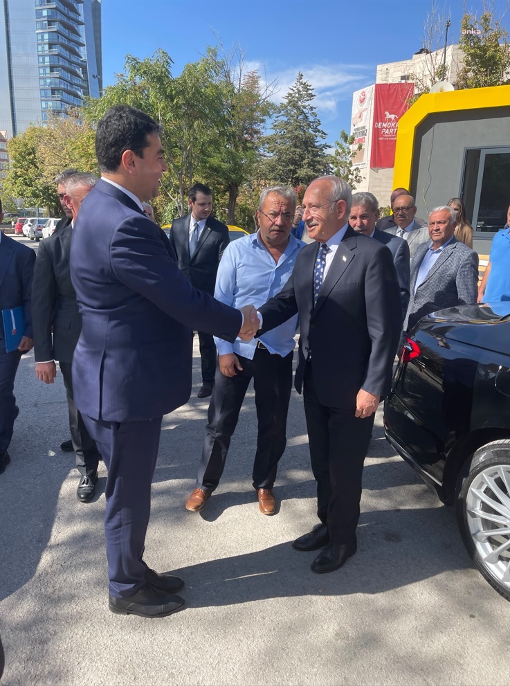 KILIÇDAROĞLU İLE UYSAL BİR ARAYA GELDİ. KILIÇDAROĞLU MERSİN'DEKİ SALDIRIYI KINADI: "İNSANLIK SUÇUNA KARŞI ORTAK TAVIR TAKINMAK DA SİYASETÇİ OLARAK BİZİM GÖREVİMİZ"