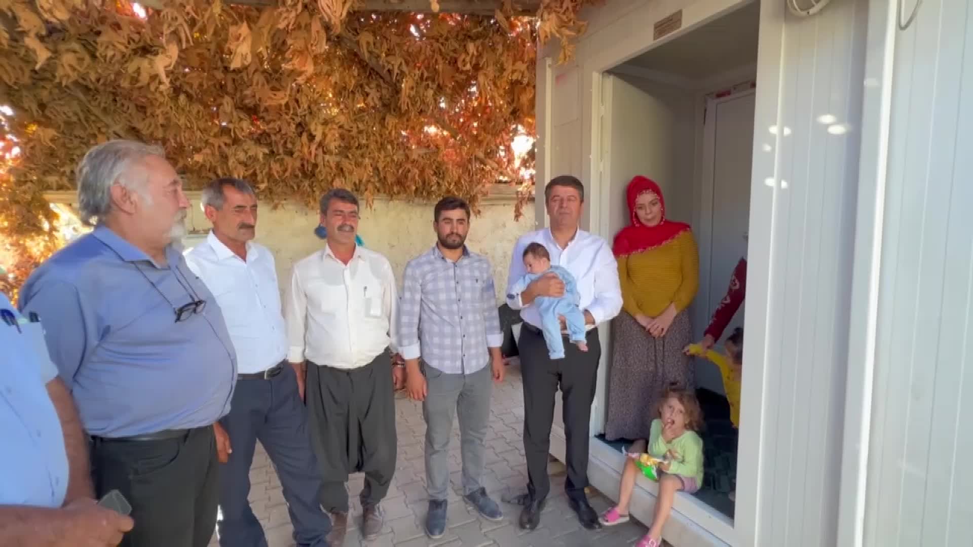 ABDURRAHMAN TUTDERE, SİNCİKLİ DEPREMZEDELERİN MAĞDURİYETİNE DİKKAT ÇEKTİ: "NEDEN MUHAMMED MUSTAFA’YI KIŞIN SOĞUĞUNDA KONTEYNERE MECBUR BIRAKIYORSUNUZ?"