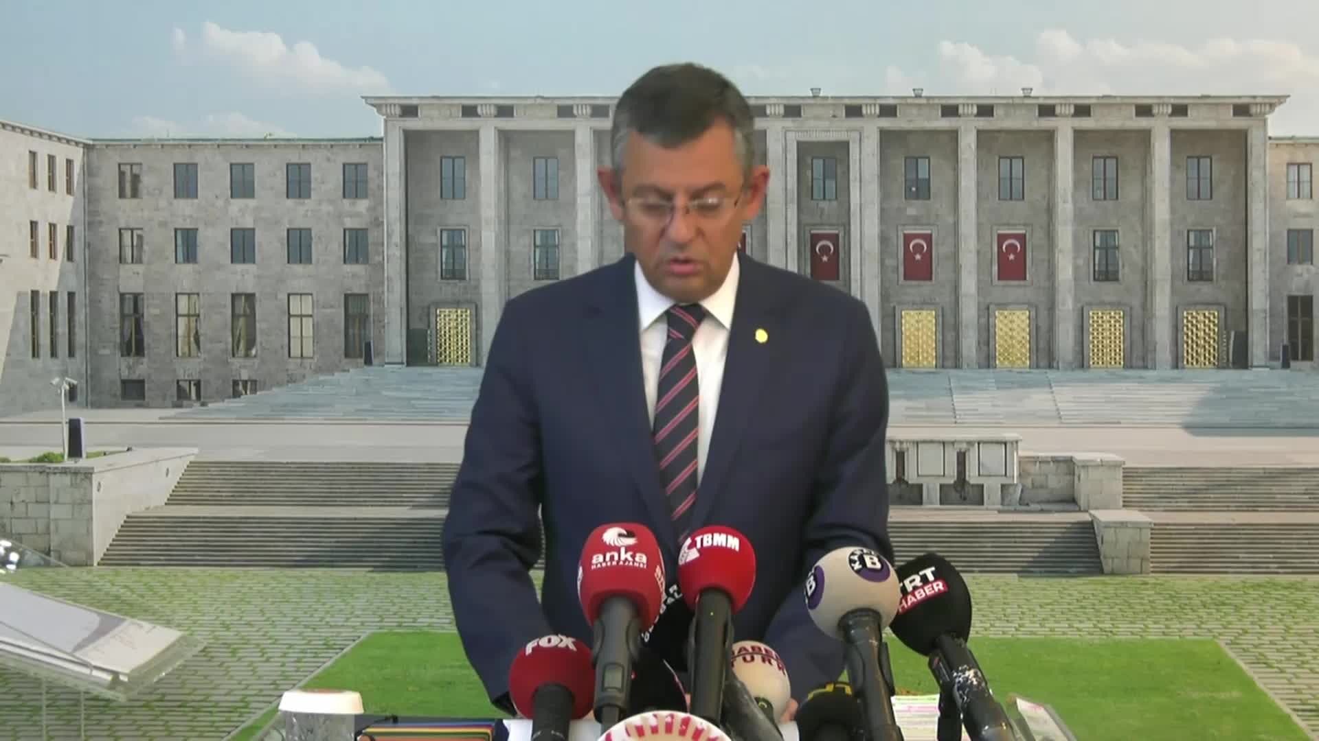 ÖZGÜR ÖZEL: "CHP’NİN GAZETECİSİ’ DİYE BİR TERÖRİSTİ GÖSTEREN O GAZETELERE TAZMİNAT DAVASI AÇACAĞIZ; BÜTÜN TAZMİNATLARI DA ŞEHİT AİLELERİNE VERECEĞİZ"