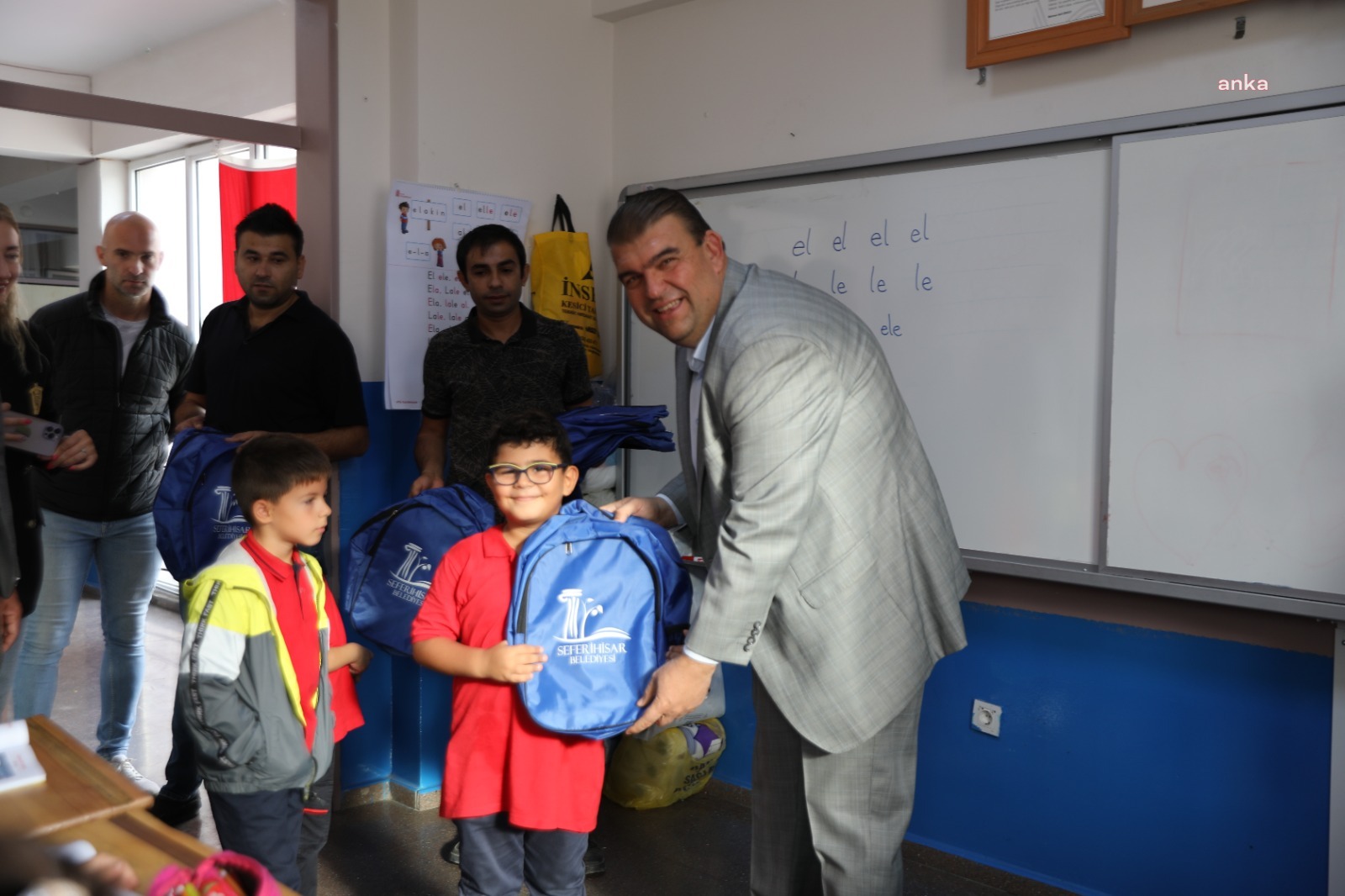SEFERİHİSAR BELEDİYESİ’NDEN ÇOCUKLARA KIRTASİYE DESTEĞİ