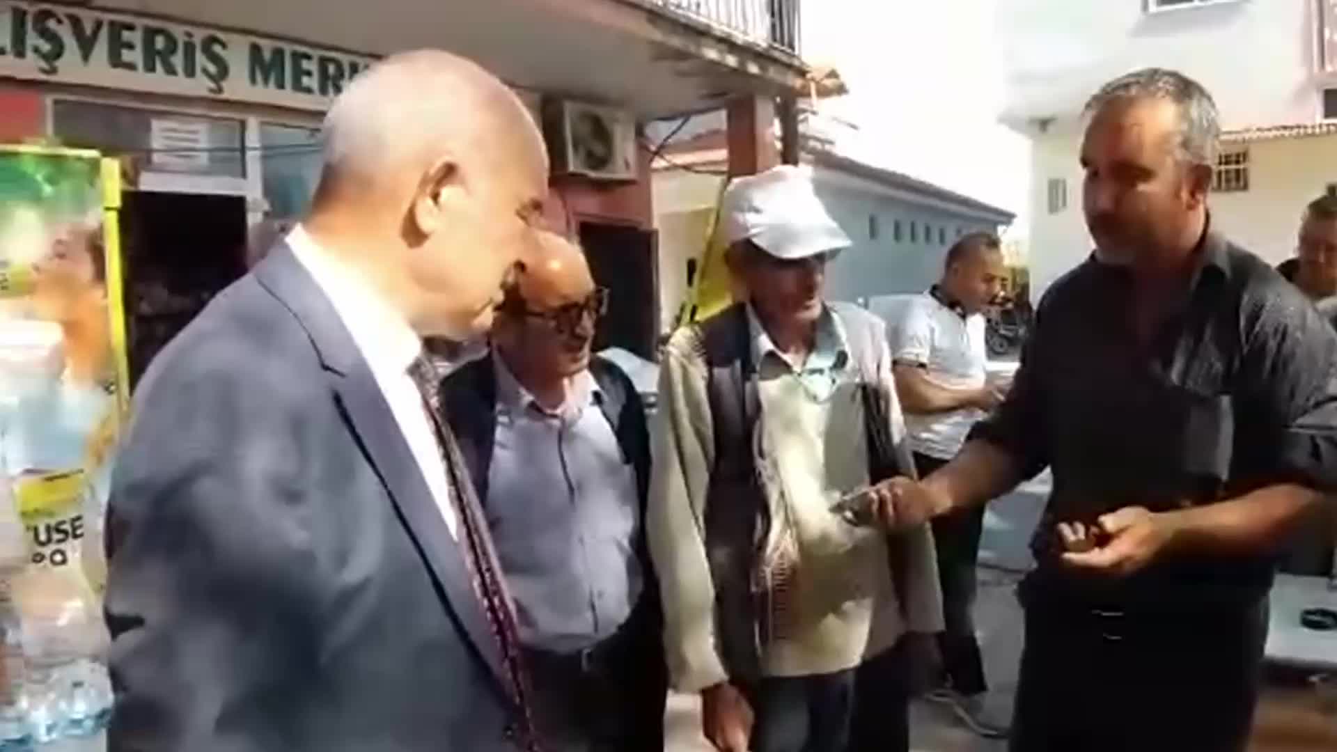 KÜTAHYALI VATANDAŞ: "AÇIM AĞABEY. 20 YILDIR ESNAFLIK YAPIYORUM. VARDIĞIM NETİCE NE? HERKES KENDİ YANDAŞLARINA İŞ GÖRDÜRÜYOR. BİZ NE YAPACAĞIZ?”