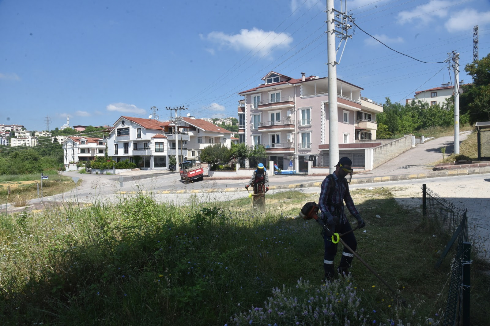 İZMİT BELEDİYESİ'NDEN YABANİ OT MESAİSİ