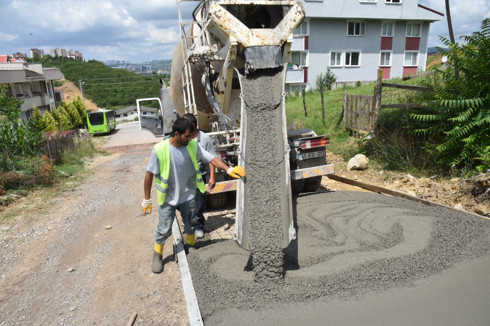 İZMİT BELEDİYESİ, ÖZVATAN SOKAK SAKİNLERİNİ TOPRAK YOL ÇİLESİNDEN KURTARDI