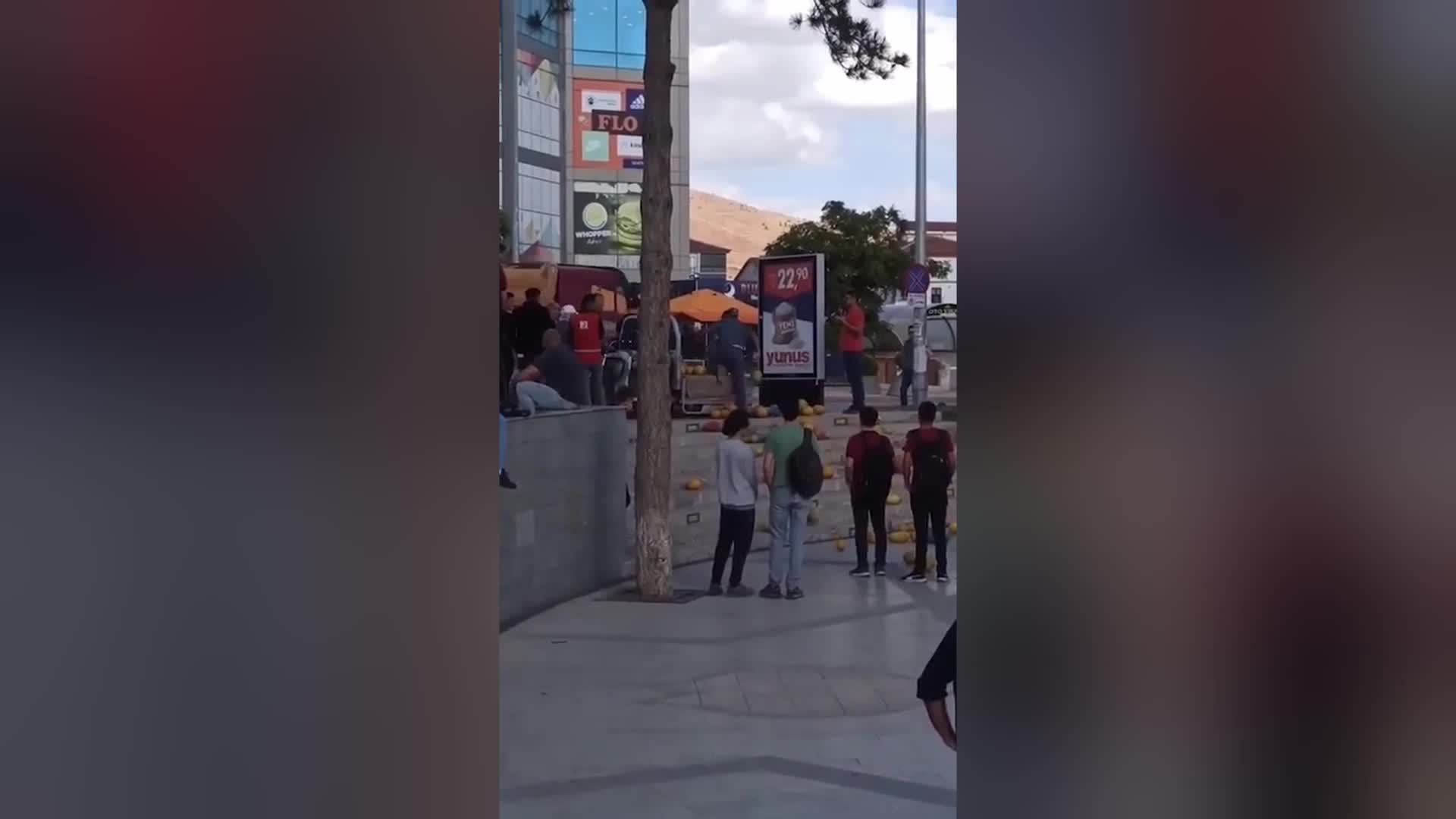 AKSARAY’DA ZABITAYA KIZAN SEYYAR SATICI KAVUNLARI SOKAĞA ATTI