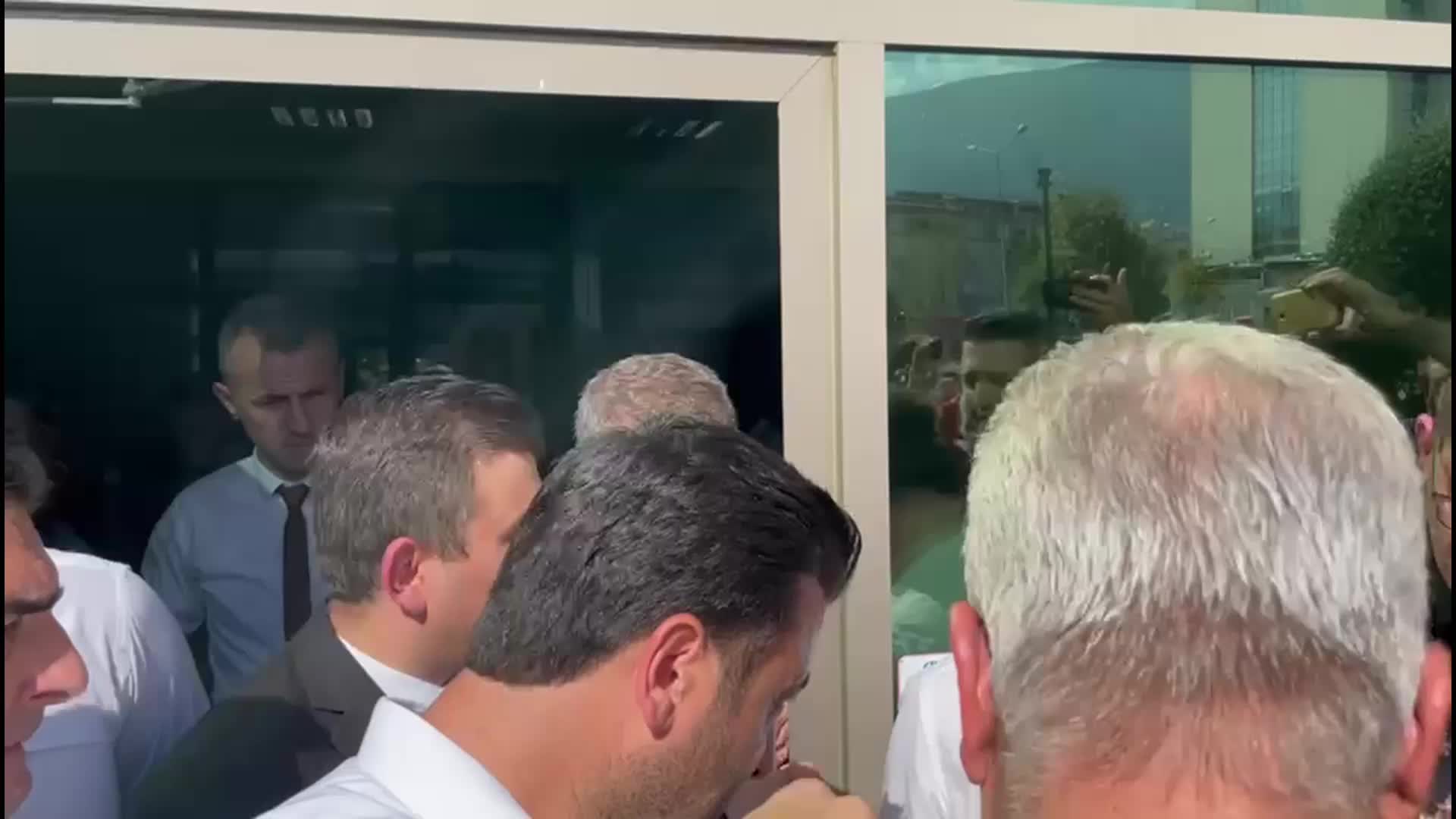 MERALARINA YAPILACAK KATI ATIK TESİSİNE KARŞI ÇIKAN ERDOĞANKÖYLÜLER BURSA BÜYÜKŞEHİR BELEDİYESİ’NE GİTTİ: "BİZİ BAŞLARINDAN SAVDILAR"