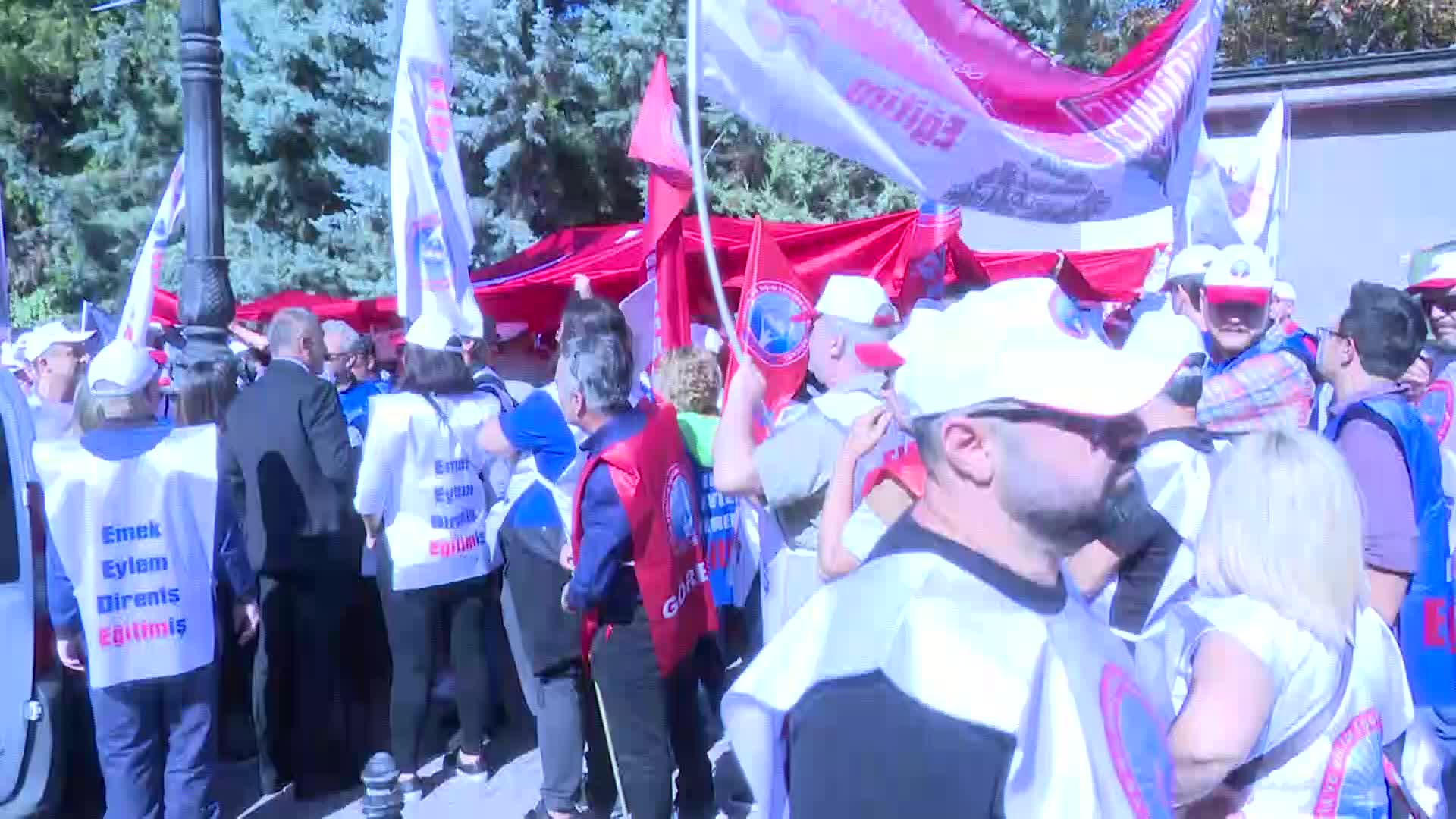EĞİTİM-İŞ, ÖĞRETMENLİK MESLEK KANUNU’NU KARŞISINDA BİRİNCİ MECLİS’TEN ANITKABİR’E YÜRÜDÜ
