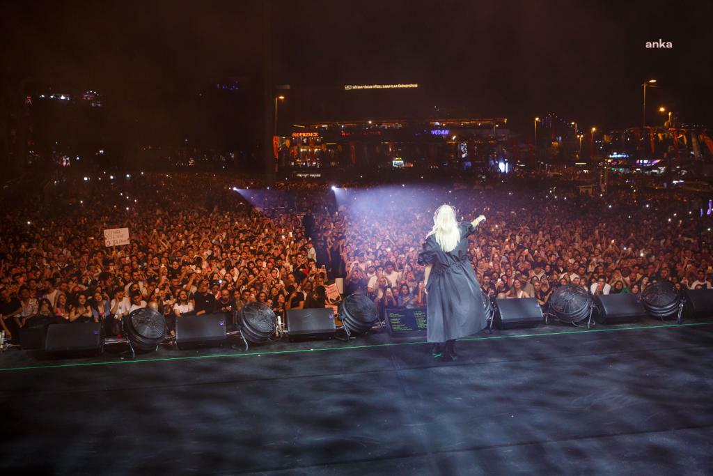 BEŞİKTAŞ FESTİVALİ KAPANIŞINI HADİSE KONSERİ İLE YAPTI
