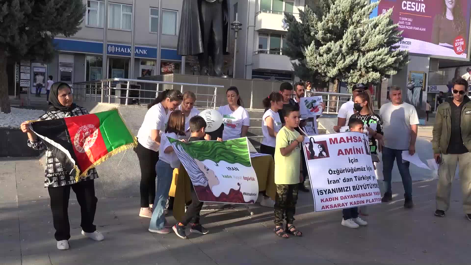 İRANLI, SURİYELİ VE AFGAN KADINLAR, MAHSA AMİNİ'NİN ÖLÜMÜNÜ SAÇLARINI KESEREK PROTESTO ETTİ