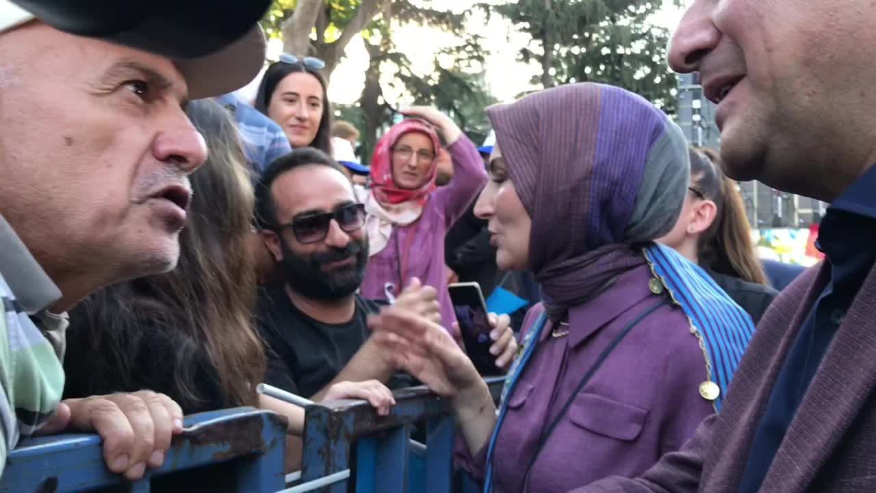AKP'Lİ OLDUĞUNU SÖYLEYEN VATANDAŞTAN BABACAN’A: "SİZ NE ZAMAN EKONOMİDEN AYRILDINIZ, EKONOMİ BATTI"