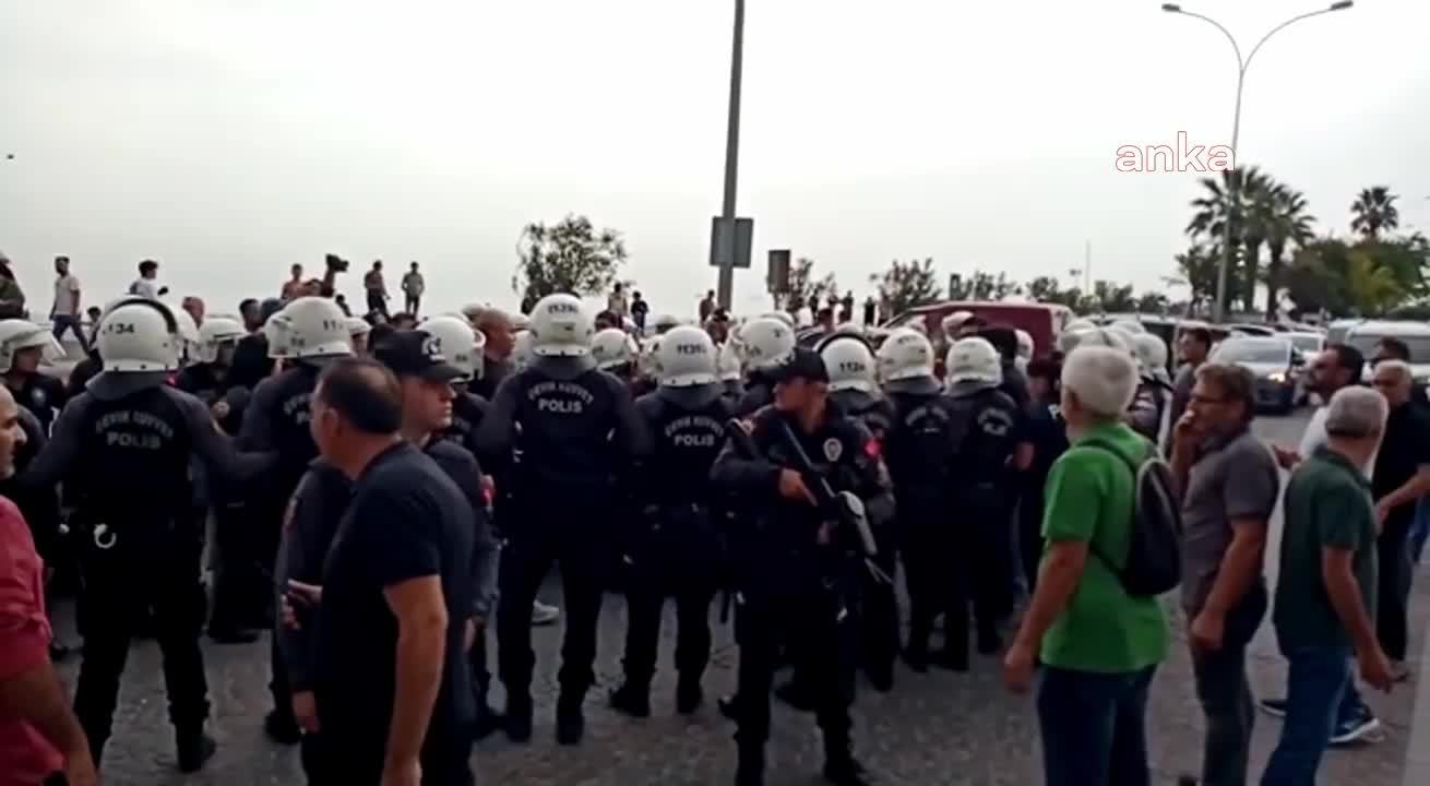 SAMSUN KADIN DAYANIŞMASI'NIN EYLEMİNDE GÖZALTINA ALINAN ÇELİK: "YAKA PAÇA SÜRÜKLENDİK, KOLLARIMIZDA TIRNAK İZLERİ VAR"
