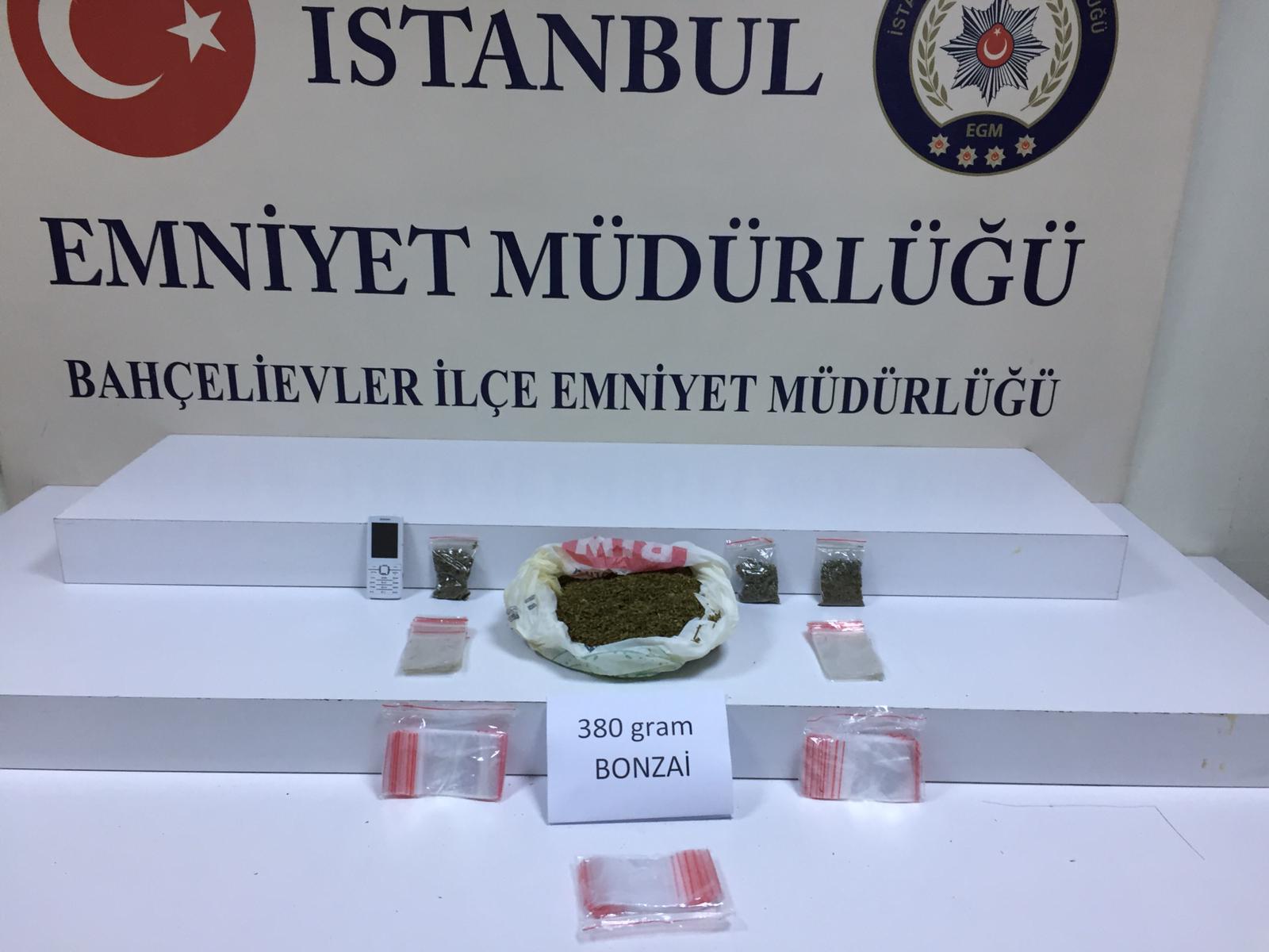 İSTANBUL EMNİYETİNDEN SOKAK SATICILARINA UYUŞTURUCU OPERASYONU: 11 KİŞİ YAKALANDI