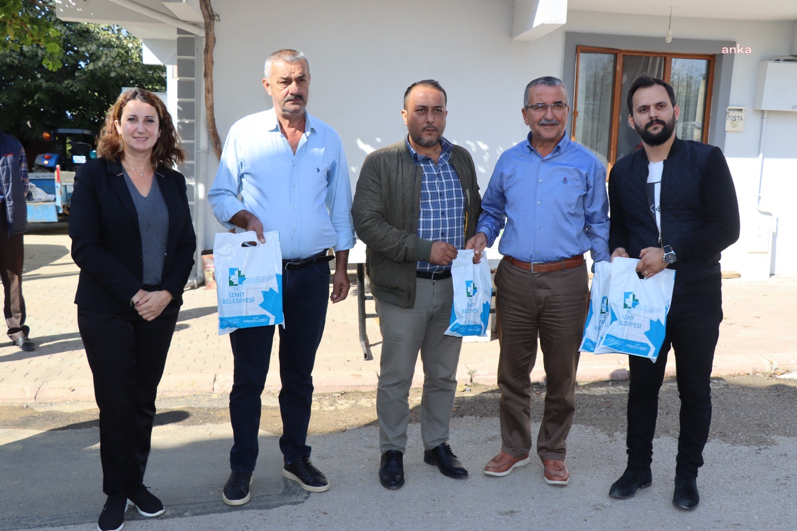 İZMİT BELEDİYESİ'NDEN KİRAZ ÜRETİCİLERİNE YAPRAK GÜBRESİ
