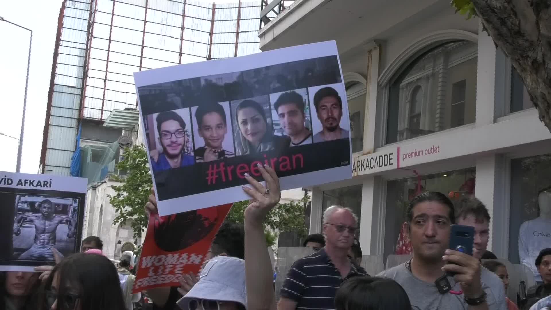 İRANLILAR, AMİNİ’NİN ÖLDÜRÜLMESİNİ İSTANBUL’DAKİ KONSOLOSLUK ÖNÜNDE PROTESTO ETTİ