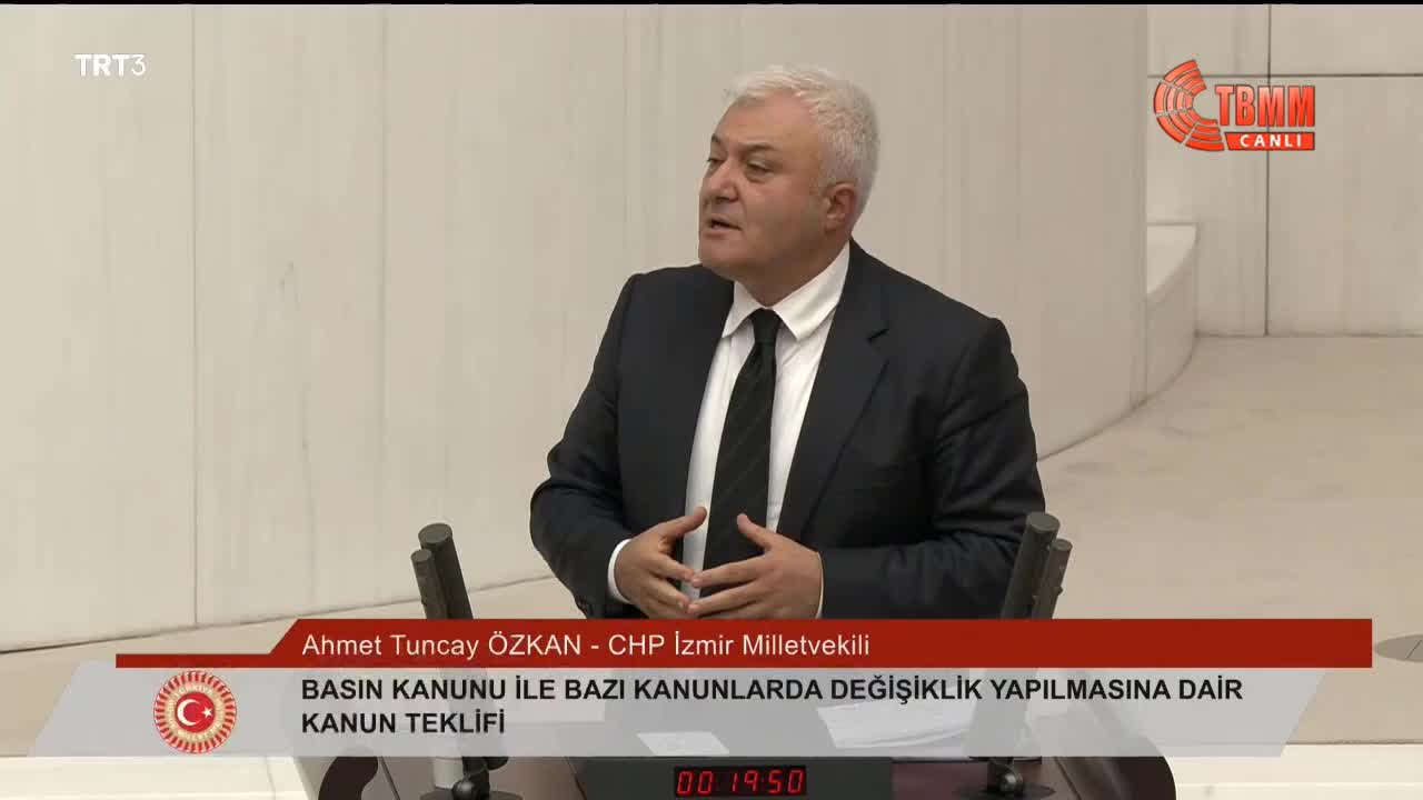 “SANSÜR YASASI” TBMM’DE… TUNCAY ÖZKAN: “BİR KARANLIK YARATIYORSUNUZ, İÇİNE GAZETECİ DİYE BİR CANAVAR KOYUYORSUNUZ. O CANAVAR DEĞİL, AMA O KARANLIK SİZİ YUTAR. YAPMAYIN BUNU”