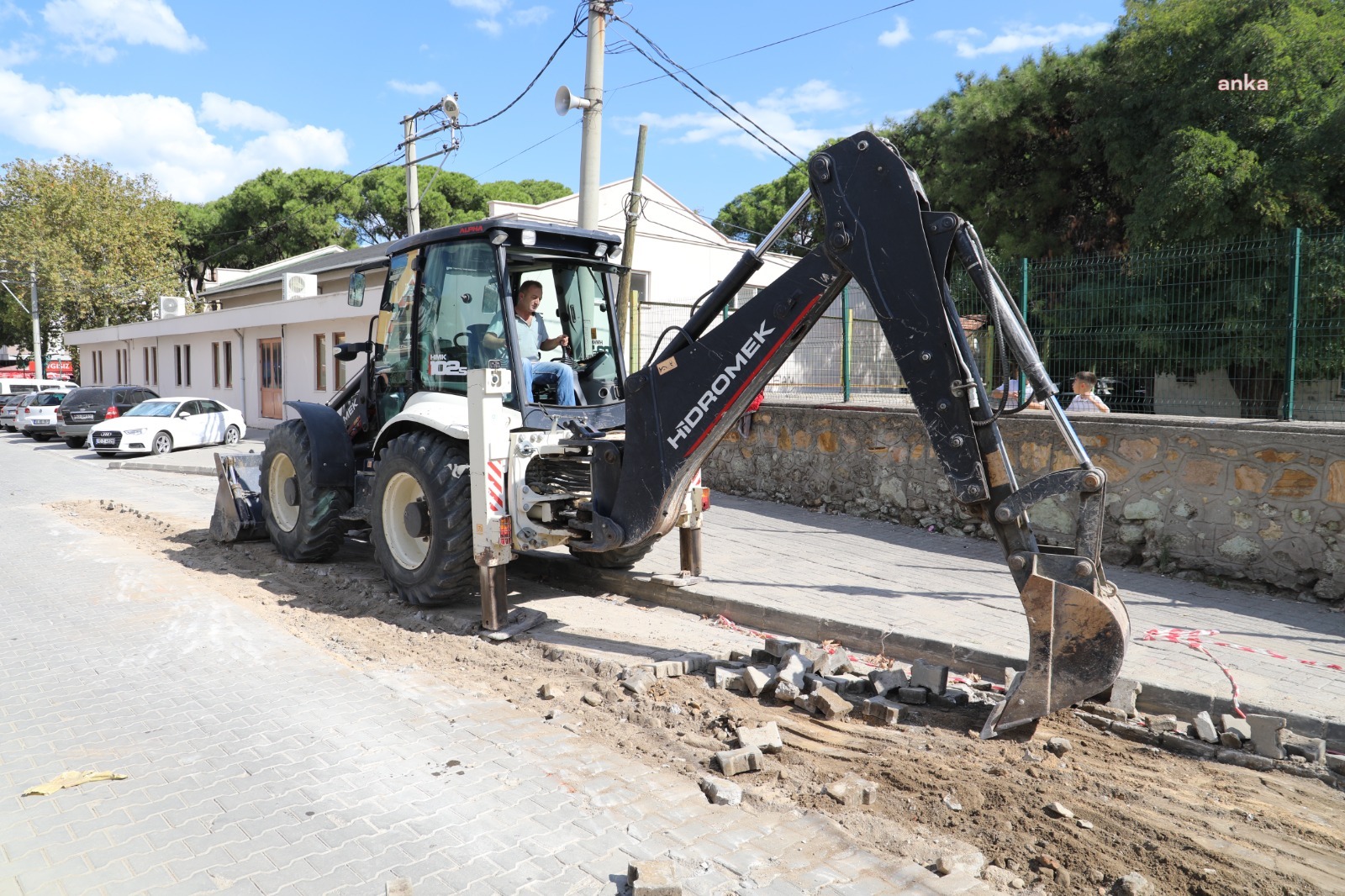 BURHANİYE’DE YOL YAPIM VE ONARIM ÇALIŞMALARI DEVAM EDİYOR