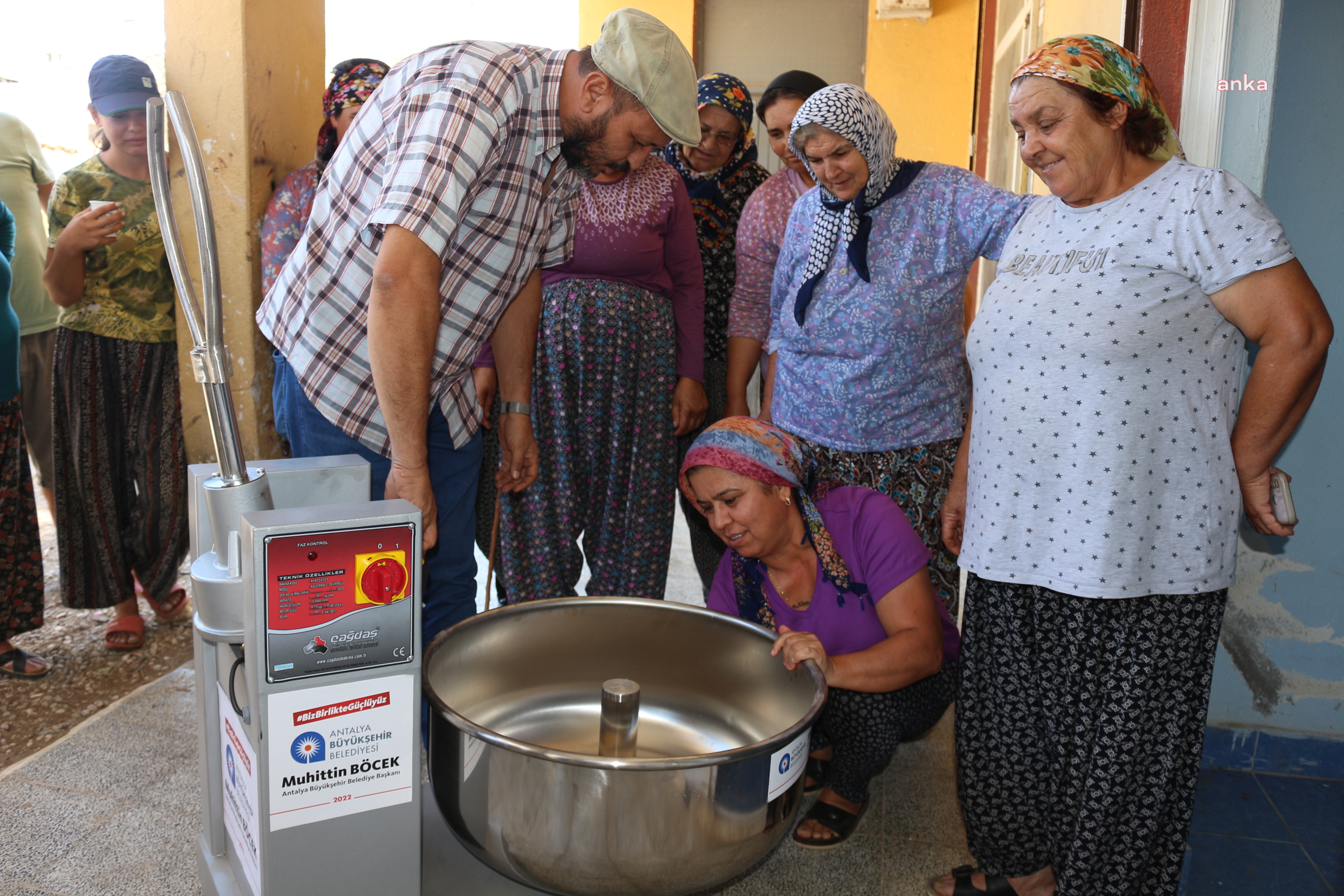 ANTALYA BÜYÜKŞEHİR’DEN SERİK’E HAMUR YOĞURMA MAKİNESİ DESTEĞİ