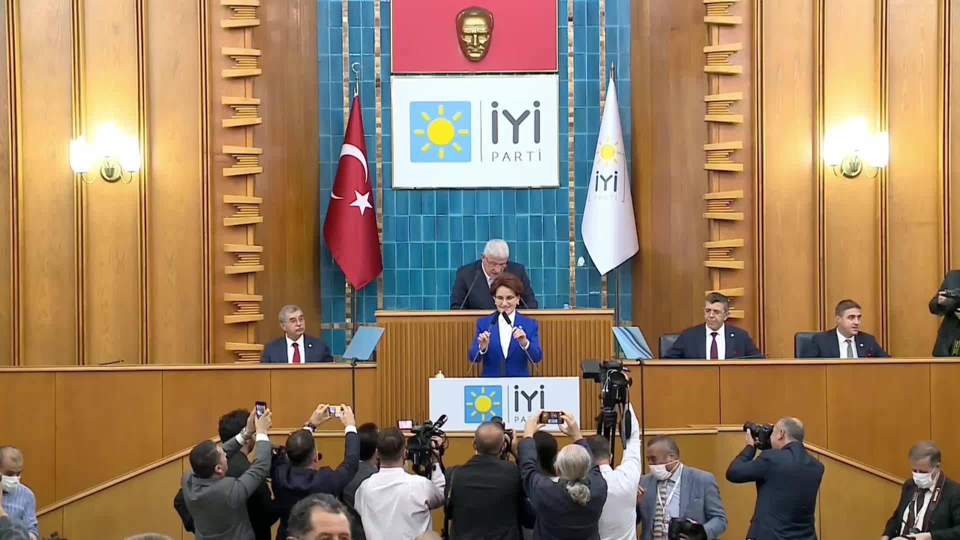 AKŞENER: İKTİDAR, HER ZAMAN OLDUĞU GİBİ YİNE BİR 'CAMBAZA BAK' OYUNU SERGİLİYOR. BURADAKİ CAMBAZ, SOSYAL MEDYA YASASI. OYUN İSE HAK VE HÜRRİYETLERİMİZE PRANGA VURMAK