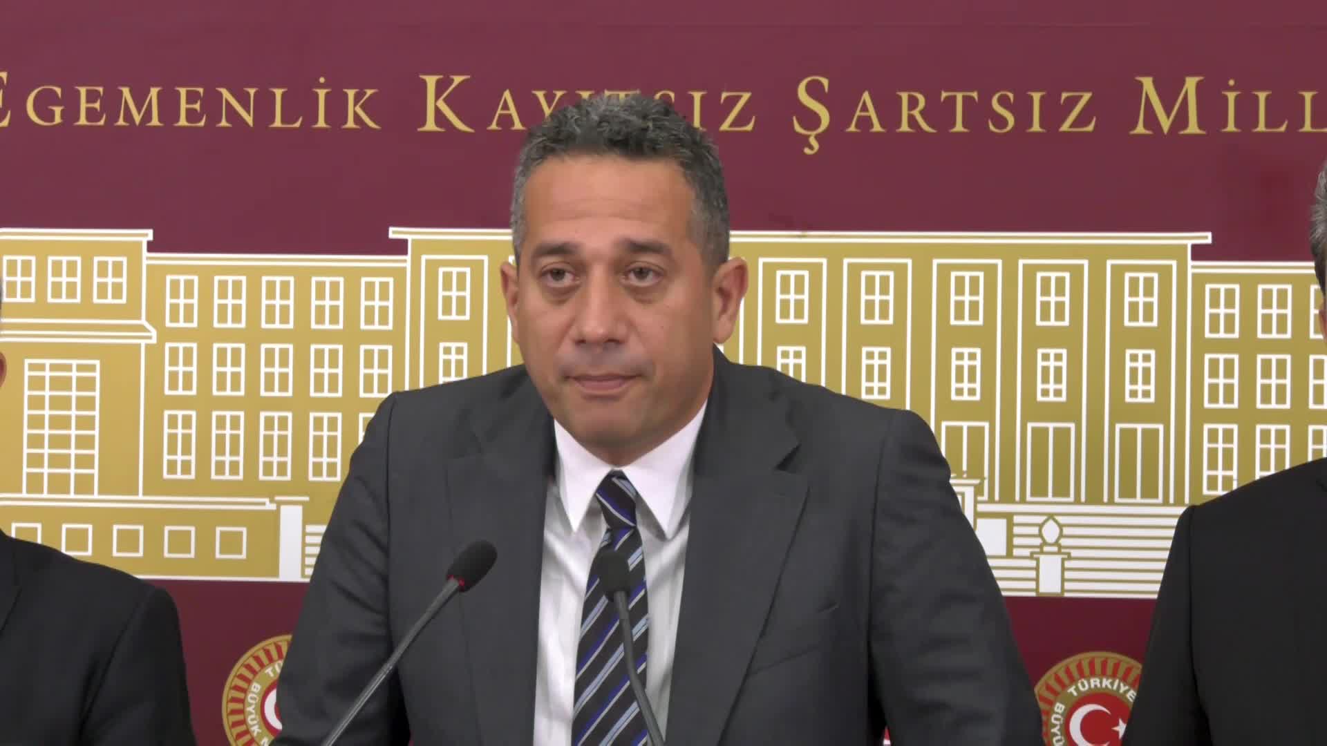 CHP MERSİN MİLLETVEKİLLERİNDEN BAKAN SOYLU’YA: “SEN TERÖRİSTLERİN AYAKKABI NUMARASINI DAHİ BİLDİĞİNİ SÖYLÜYORDUN, AMA MERSİN’İN PLAKASINI BİLMEKTEN ACİZ BİR ADAMSIN”