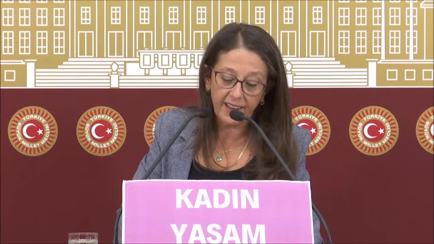HDP’Lİ ERSOY, İRANLI AMİNİ İÇİN MECLİS’TE SAÇINI KESTİ