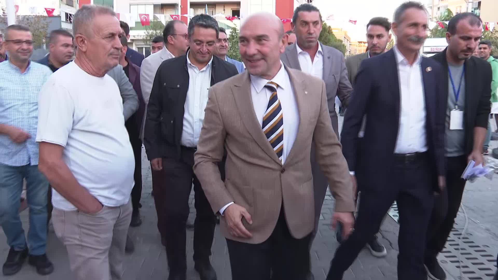 İZMİR'DE DEPREMZEDELER İÇİN YAPILACAK HALK KONUT'TA 7 KOOPERATİFLE PROTOKOL İMZALANDI. TUNÇ SOYER: "TARİHE GEÇECEK BİR İMECE ORTAYA KOYUYORUZ"