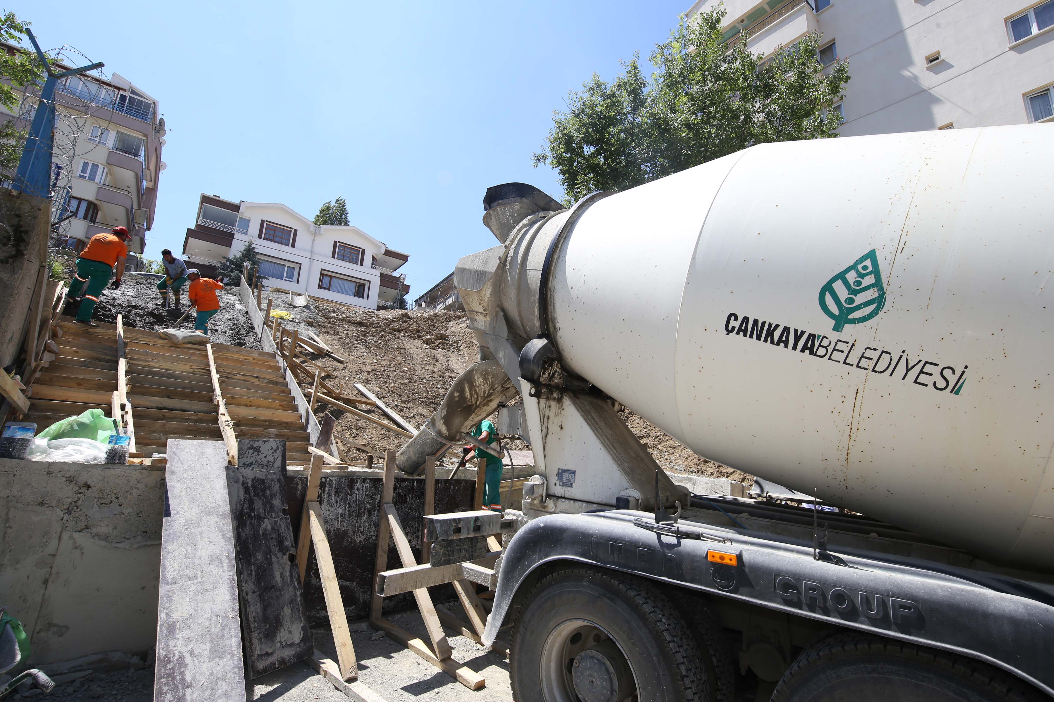 ÇANKAYA BELEDİYESİ'NDEN MERDİVENLİ YOL YAPIMI
