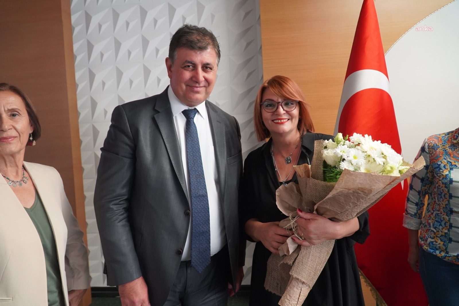 "YAKINDAN GEÇEN ALZHEİMER ÖYKÜLERİ" KARŞIYAKA'DA TANITILDI