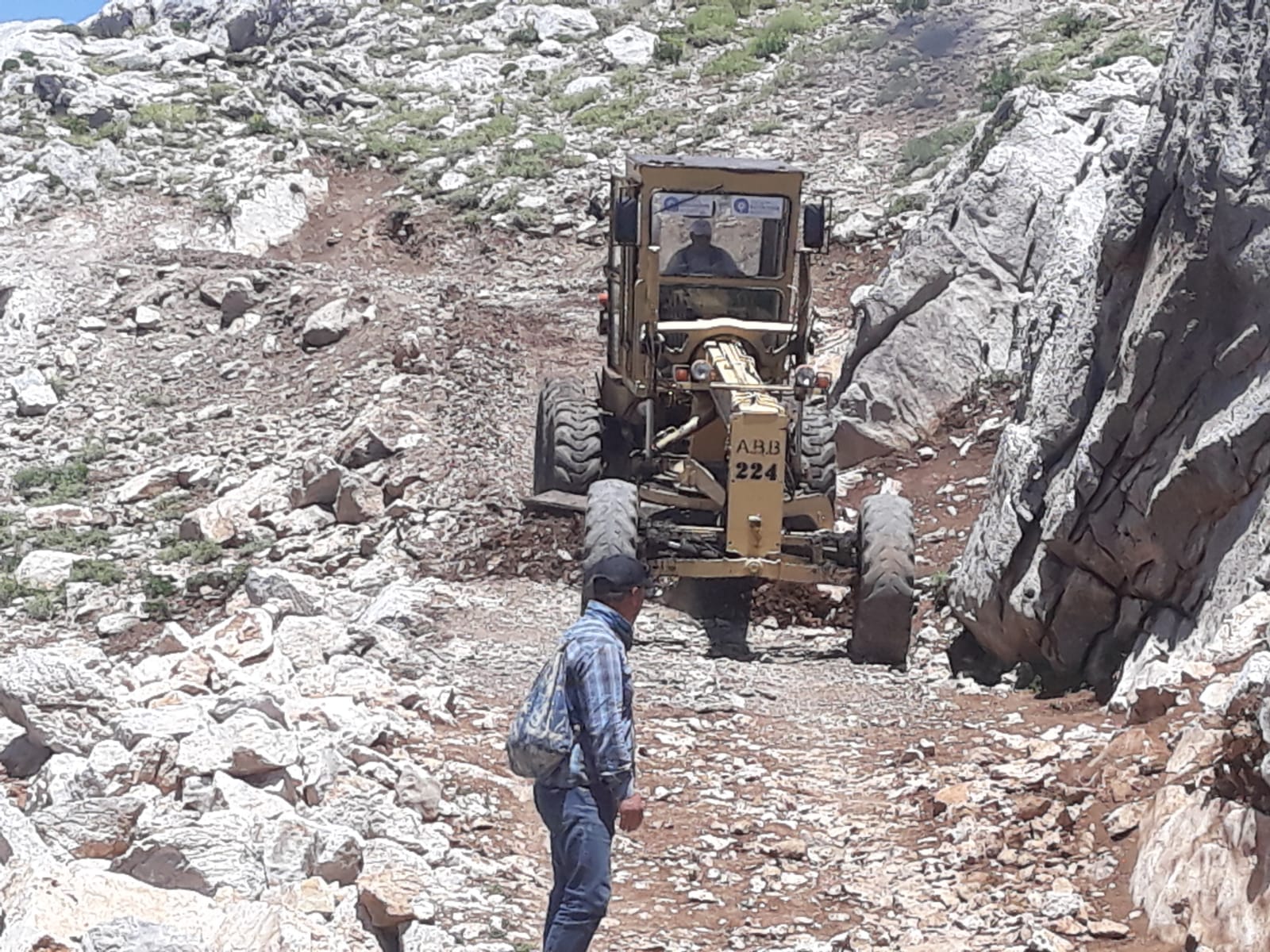 ANTALYA BÜYÜKŞEHİR, AKSEKİ'DE GÖÇERLERİN YOLUNU YAPTI