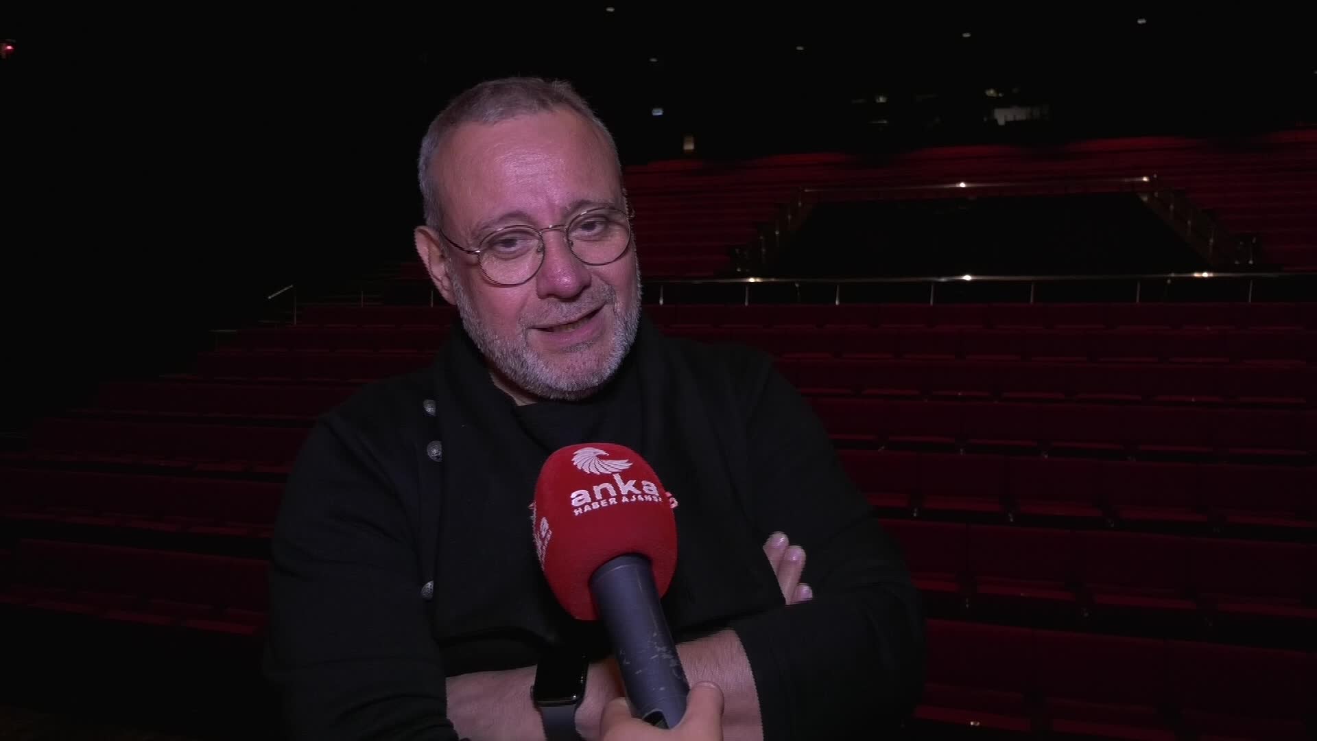 İBB ŞEHİR TİYATROLARI YENİ SEZONUN AÇILIŞINI ENGİN ALKAN'IN YÖNETTİĞİ "HAMLET" İLE YAPTI: "BU TÜR BİR BAŞYAPITI SAHNELEYECEK OLGUNLUĞA ULAŞMAYI BEKLEDİM"