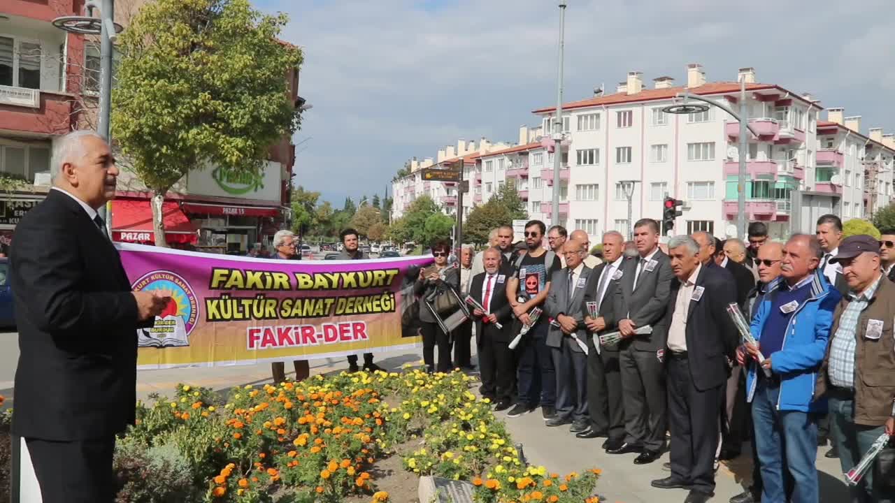 FAKİR BAYKURT, MEMLEKETİ BURDUR’DA ANILDI… YILDIRIM KAYA: “EĞİTİM DEVRİMLERİNİ YOK EDERSENİZ CUMHURİYET DEVRİMLERİNİ YOK EDERSİNİZ. CUMHURİYET DEVRİMLERİNİ YOK ETTİĞİNİZDE DE CUMHURİYETİ YOK EDERSİNİZ”