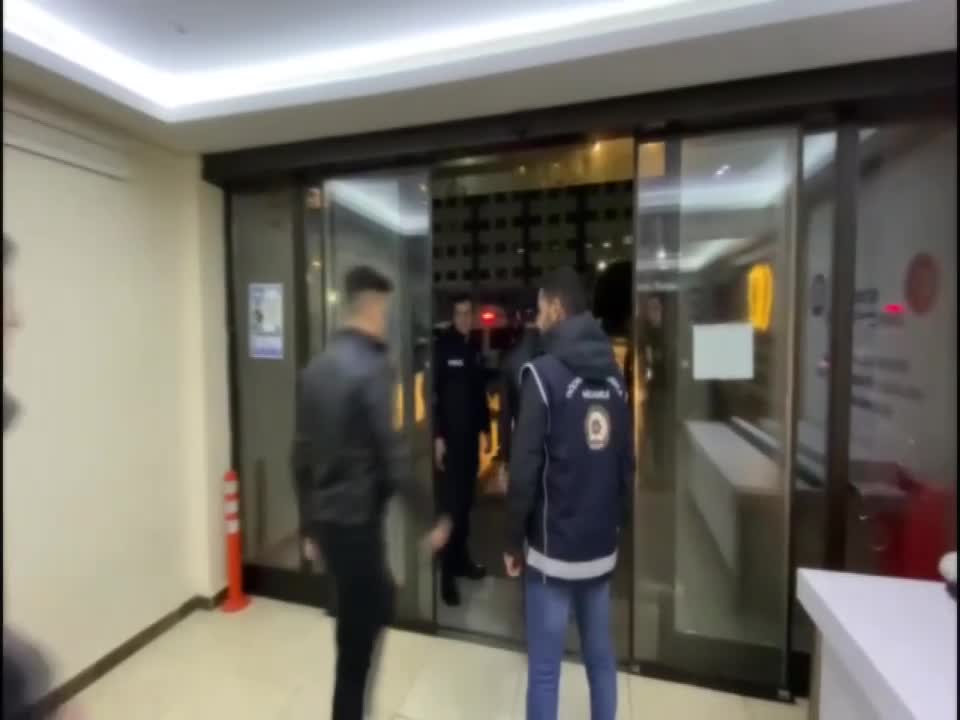 İSTANBUL’DA “GÖÇMEN KAÇAKÇILIĞI” OPERASYONU: 39 KAÇAK GÖÇMEN GERİ GÖNDERME MERKEZİNE TESLİM EDİLDİ, EVİNİ KAÇAK GÖÇMENLERE KİRALAYAN EV SAHİBİ TUTUKLANDI