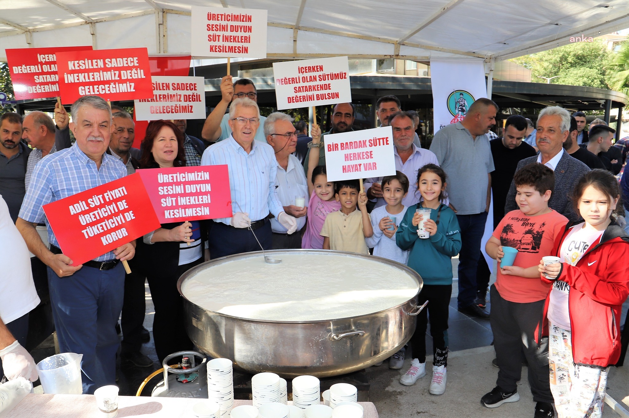 ÖDEMİŞ BELEDİYE BAŞKANI ERİŞ: SÜTÜMÜZ DEĞERİNİ BULSUN, İNEKLERİMİZ KESİLMESİN