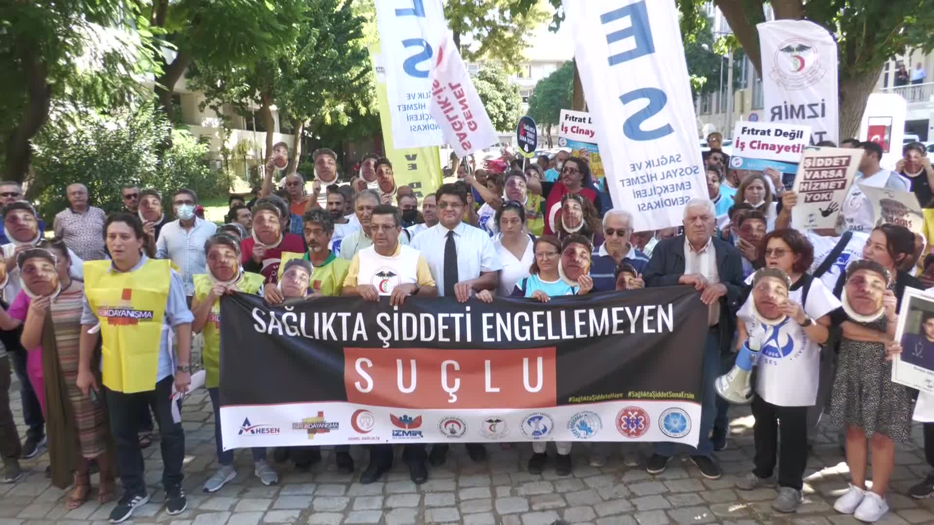 İZMİR'DE SOPAYLA DARP EDİLEN DOKTOR GÜNAY İÇİN EYLEM YAPILDI: "ETKİLİ BİR SAĞLIKTA ŞİDDET YASASI İSTİYORUZ"