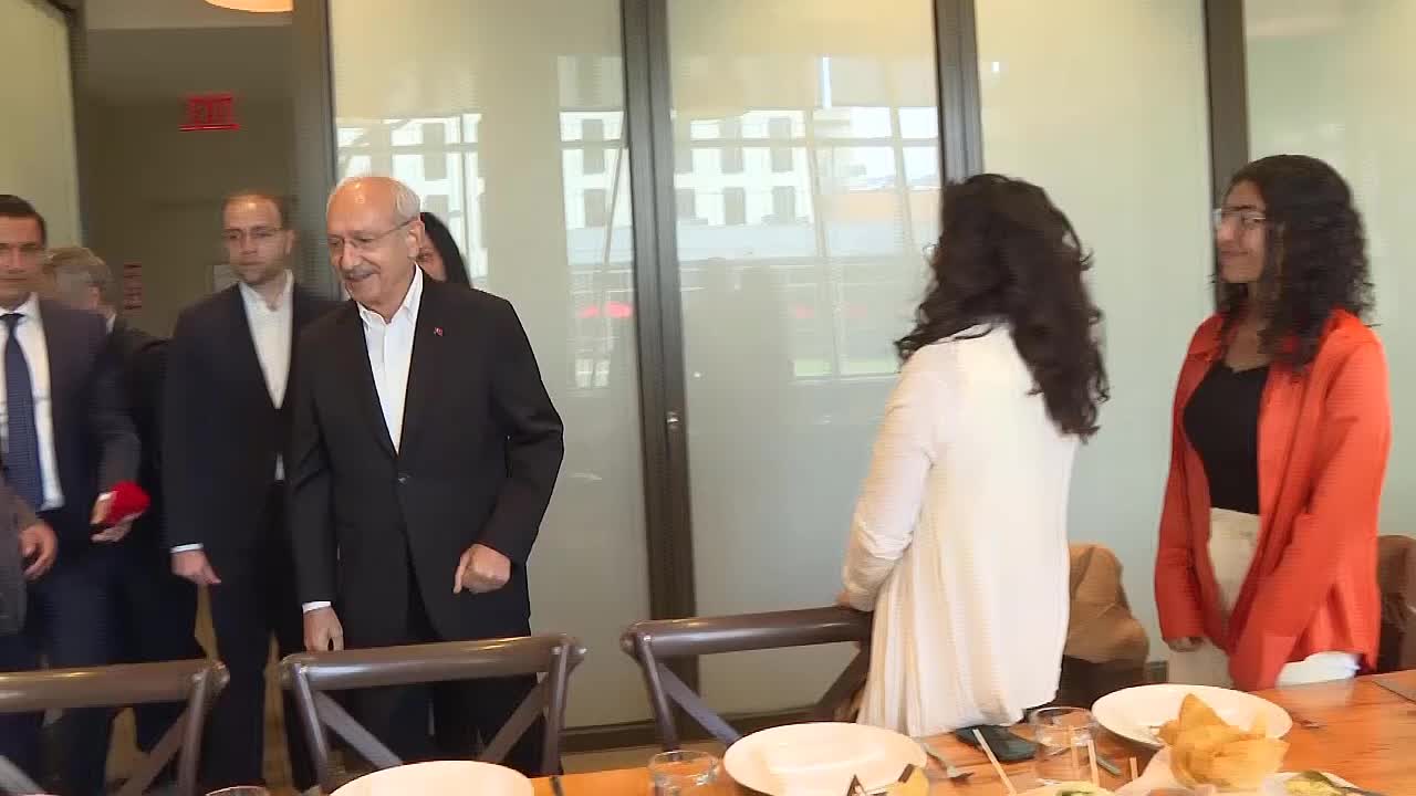 KILIÇDAROĞLU ABD’DE, TÜRK ÖĞRENCİLERLE BİR ARAYA GELDİ: “DÜŞÜNDÜĞÜMÜZ BİR ŞEY DAHA VAR. HER YIL 10 BİN ÖĞRENCİYİ YURT DIŞINA GÖNDERMEK. SANATTAN, KÜLTÜRDEN, TIPTAN; HER ALANDAN… CİDDİ OLANAKLAR SAĞLAYARAK, TÜRKİYE’YE DÖNMELERİNİ SAĞLAMAK”
