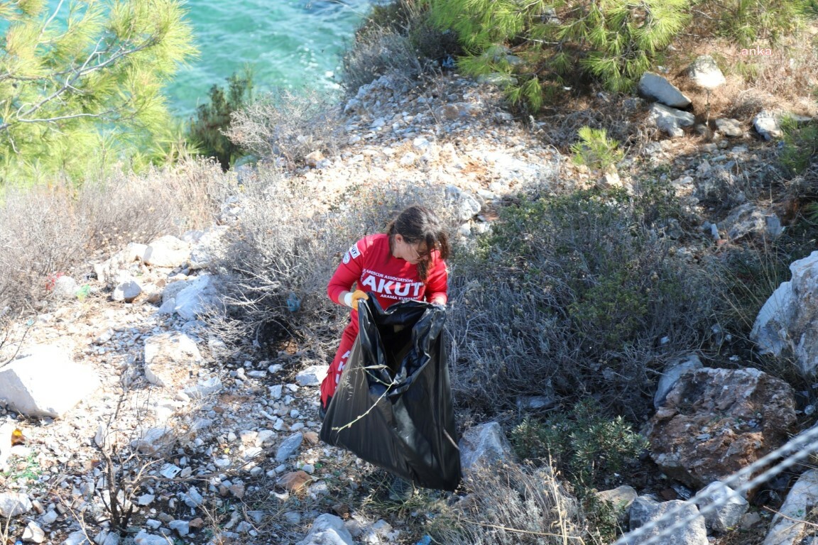 BODRUM'DA ATIKLAR, AKUT YARDIMIYLA TOPLANDI