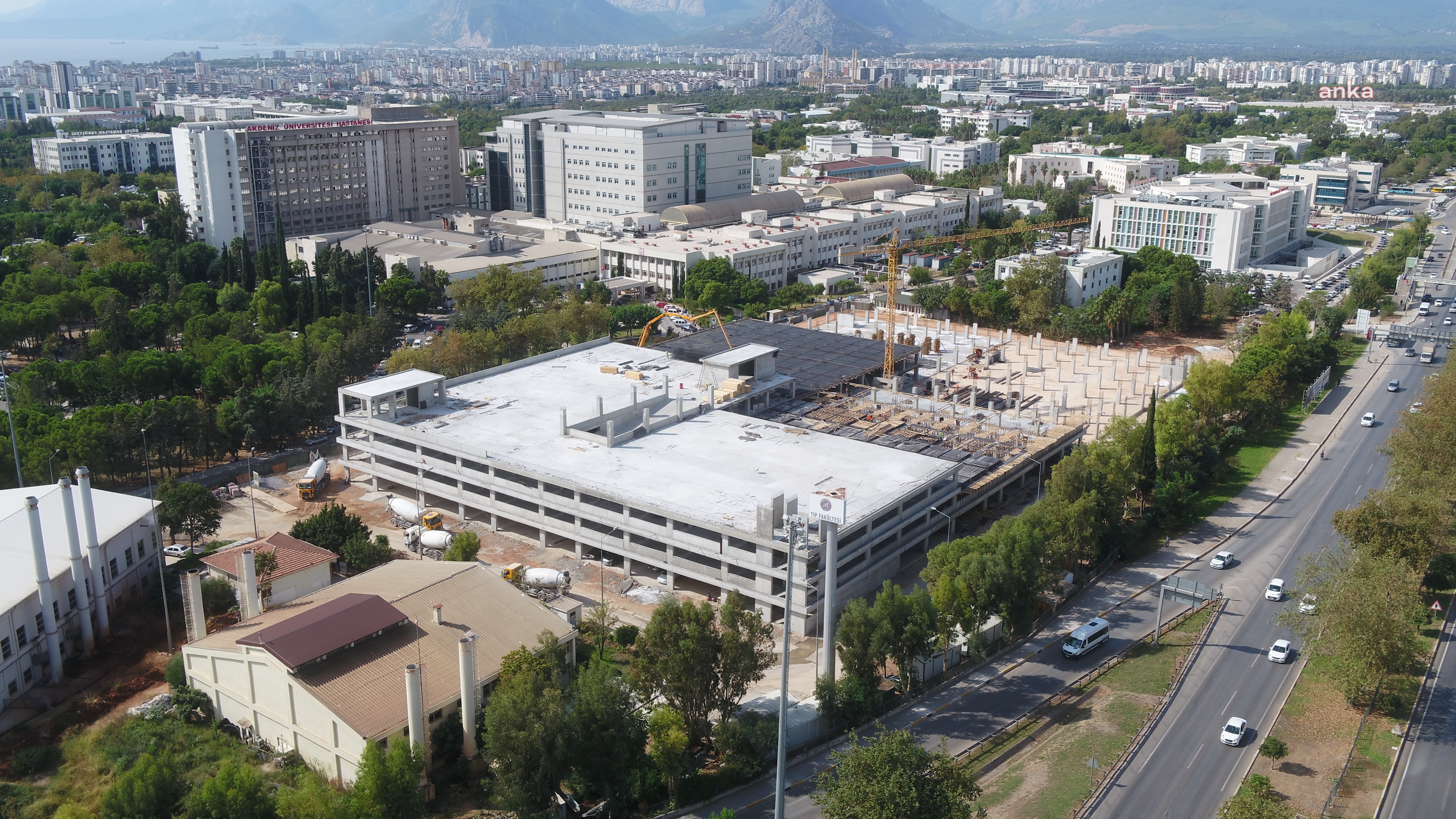 AKDENİZ ÜNİVERSİTESİ KATLI OTOPARK PROJESİ HIZLA İLERLİYOR