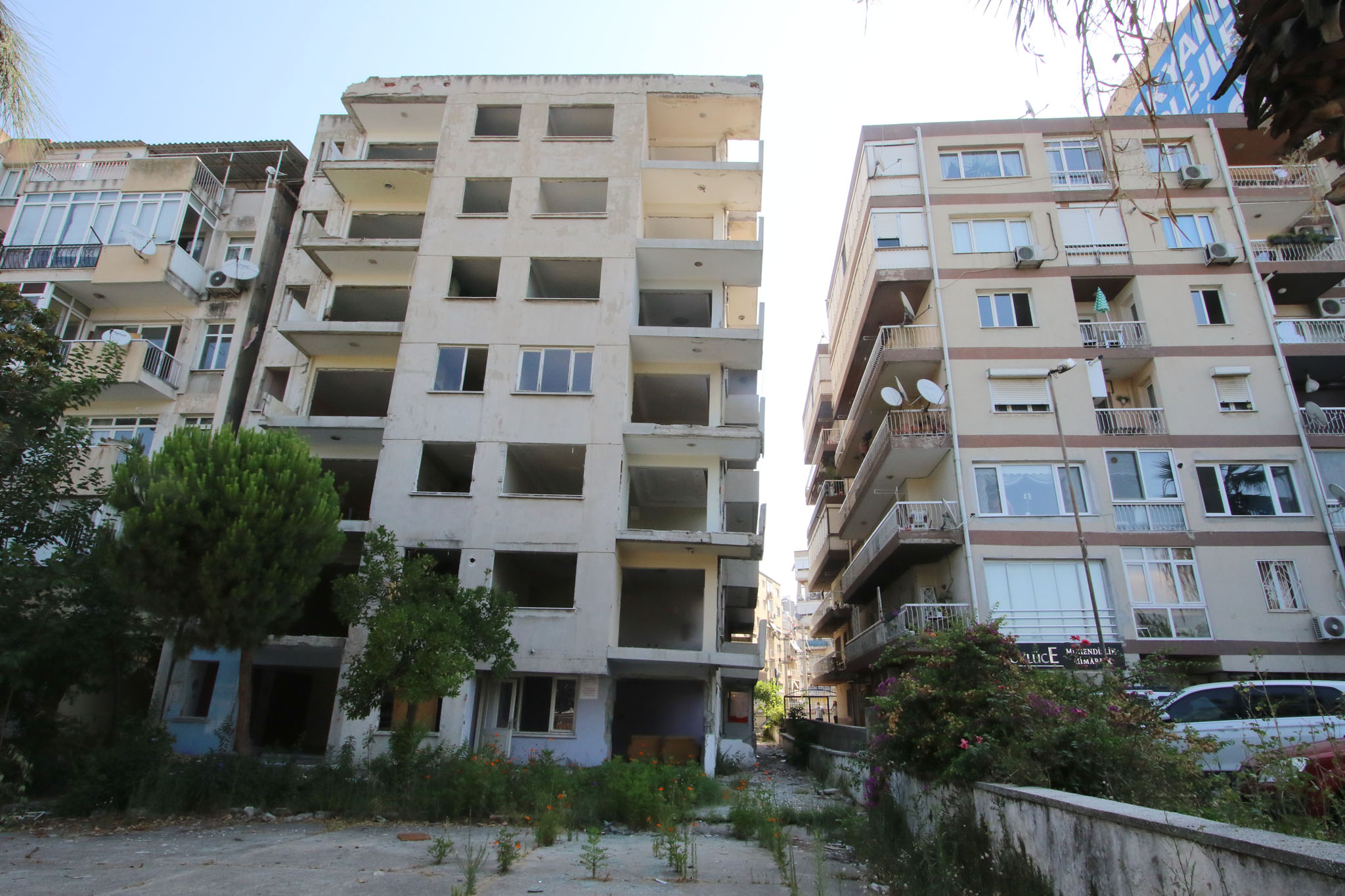 BAYRAKLI'DA YAN YATAN BİNA, ONAYIN ARDINDAN YIKILACAK