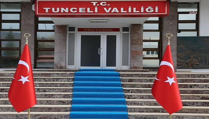 TUNCELİ VALİLİĞİ: PROJELERİMİZİN TEMSİLEN YAPILAN AÇILIŞ VE TANITIM PROGRAMI ÇARPITILMIŞ, ÜRETİCİLERİMİZ İÇİN YAPTIRILAN YAŞAM KONTEYNERLERİNİN DE BULUNDUĞU ALANDA YAPILAN PROGRAM, 'TUVALET AÇILIŞI' GİBİ GÖSTERİLMİŞTİR