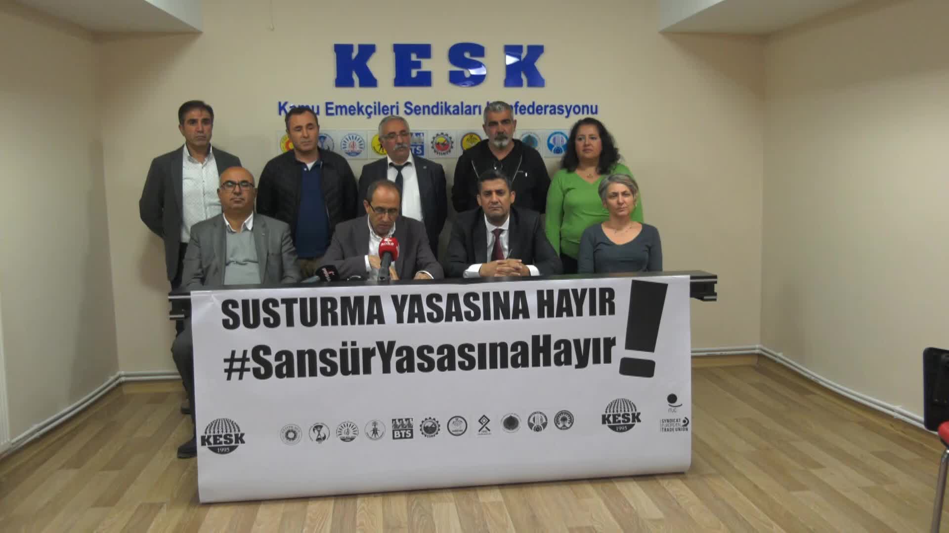 KESK’TEN ‘SANSÜR YASASI’ AÇIKLAMASI: “GEÇMİŞTE BİRLİKTE YOL ALDIKLARI KİMİ KİŞİLERİN İFŞALARINI ON MİLYONLAR TAKİP ETTİKÇE AKP-MHP İKTİDAR BLOĞU ÇILGINA DÖNMÜŞ, SOSYAL MEDYAYI HEDEFİNE KOYMUŞTUR”