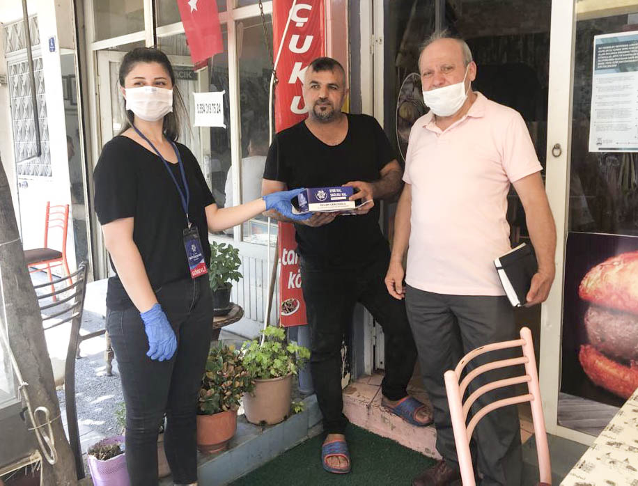 AYDIN BÜYÜKŞEHİR, ESNAFA MASKE VE DEZENFEKTAN DAĞITIMINI SÜRDÜRÜYOR