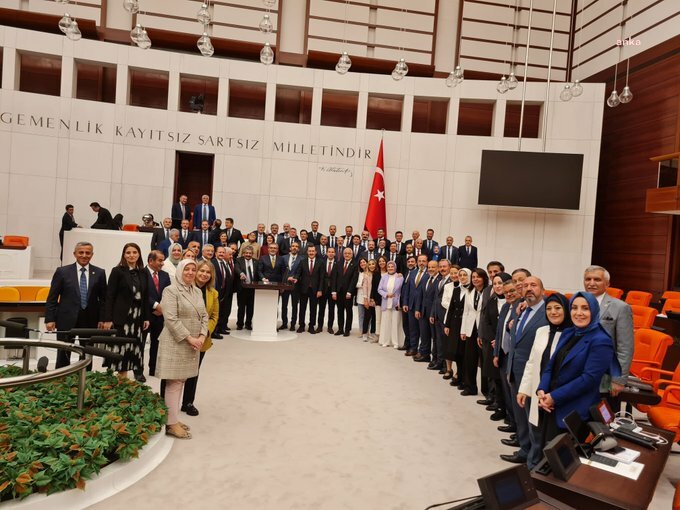 “SANSÜR YASASI” TEKLİFİ, TBMM GENEL KURULU'NDA OYÇOKLUĞU İLE KABUL EDİLDİ: AKP VE MHP MİLLETVEKİLLERİ BİRLİKTE FOTOĞRAF ÇEKTİRDİ