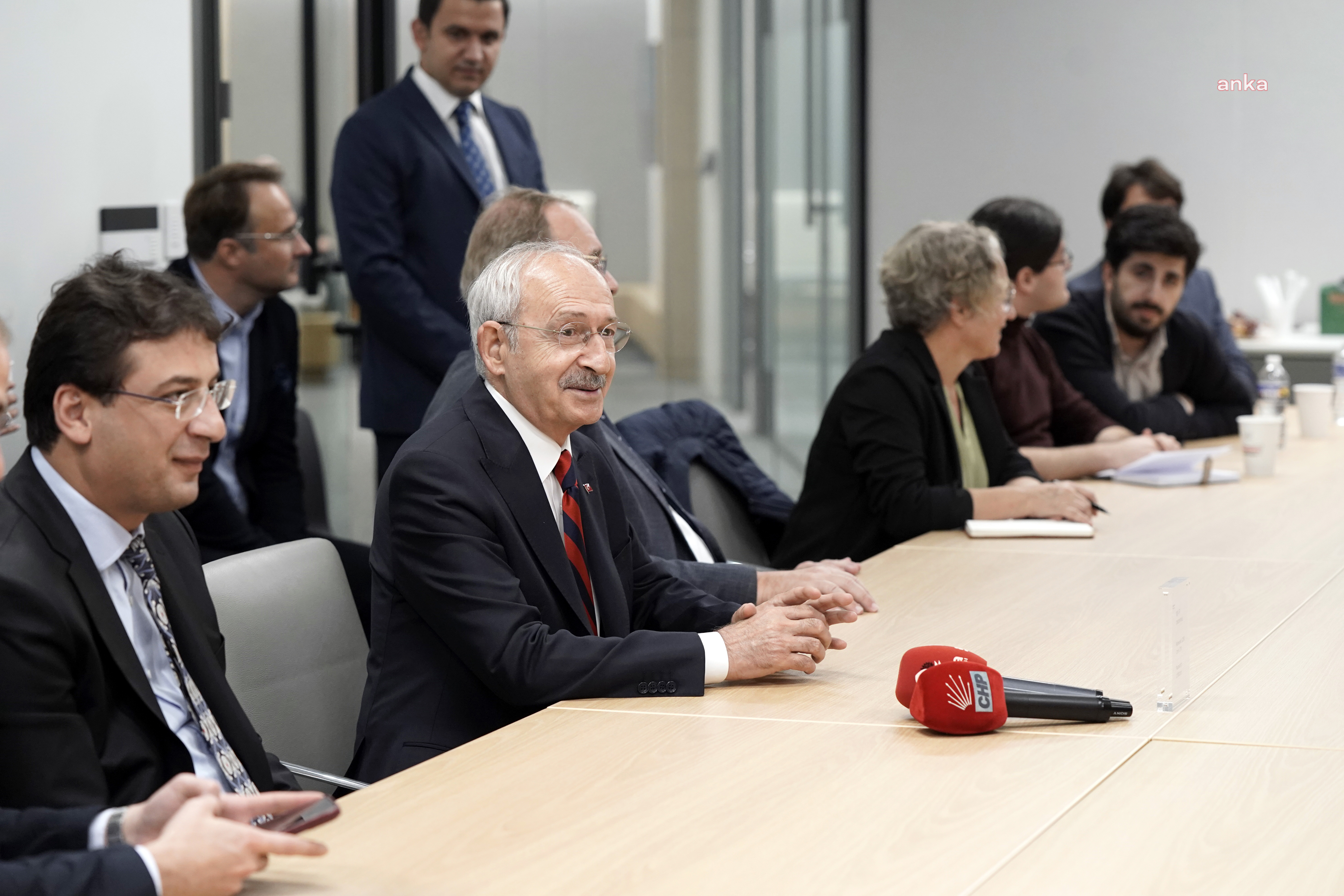 KILIÇDAROĞLU: “YÜKSEK YETENEK İNŞASI, POLİTİKACININ BELLEĞİNDE YOKSA, TÜRKİYE’YE VEREBİLECEĞİ HİÇBİR ŞEY YOK. YAPMAK İSTEDİĞİM BU. BURADA GELİP POLİTİKACILARLA DA GÖRÜŞÜRDÜM. NE OLACAK Kİ?”