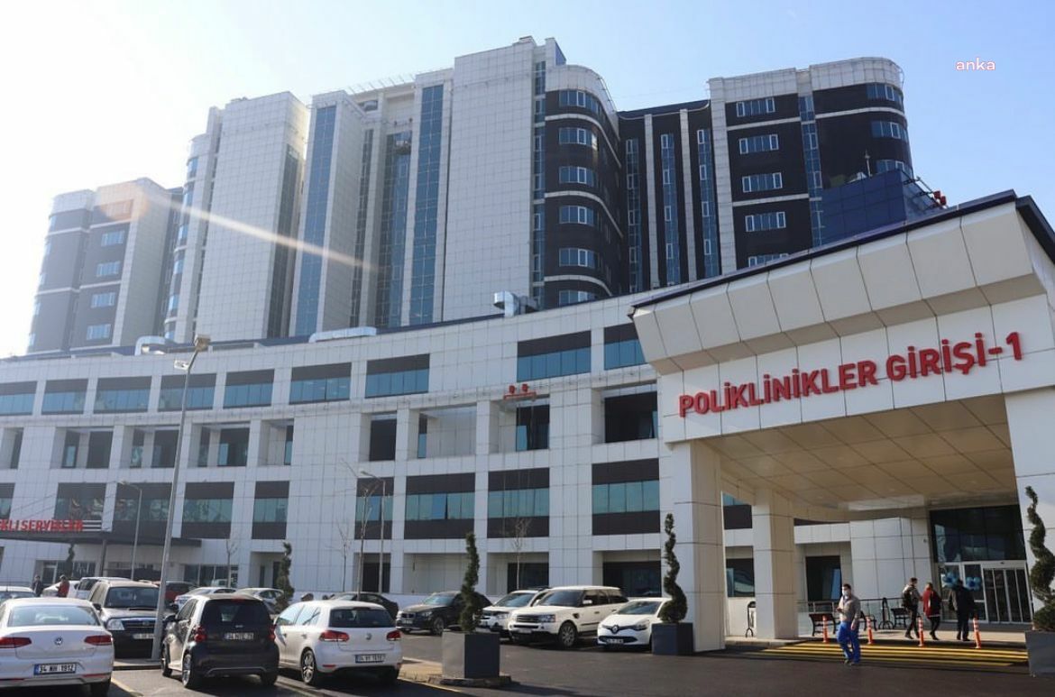 RAPOR ALMAYA GİTTİĞİ HASTANEDE 4 GÜVENLİKÇİYİ BIÇAKLADI