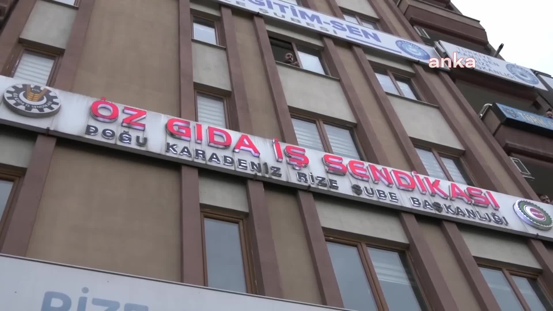 ÇAYKUR'DA ÇALIŞAN MEVSİMLİK İŞÇİLER KADRO TALEPLERİNİN KARŞILANMAMASINI ÜYESİ OLDUKLARI SENDİKA ÖNÜNDE PROTESTO ETTİ: “6 AY GEÇİNEMİYORUZ, YETMİYOR. ÇALIŞTIRSIN BİZİ”